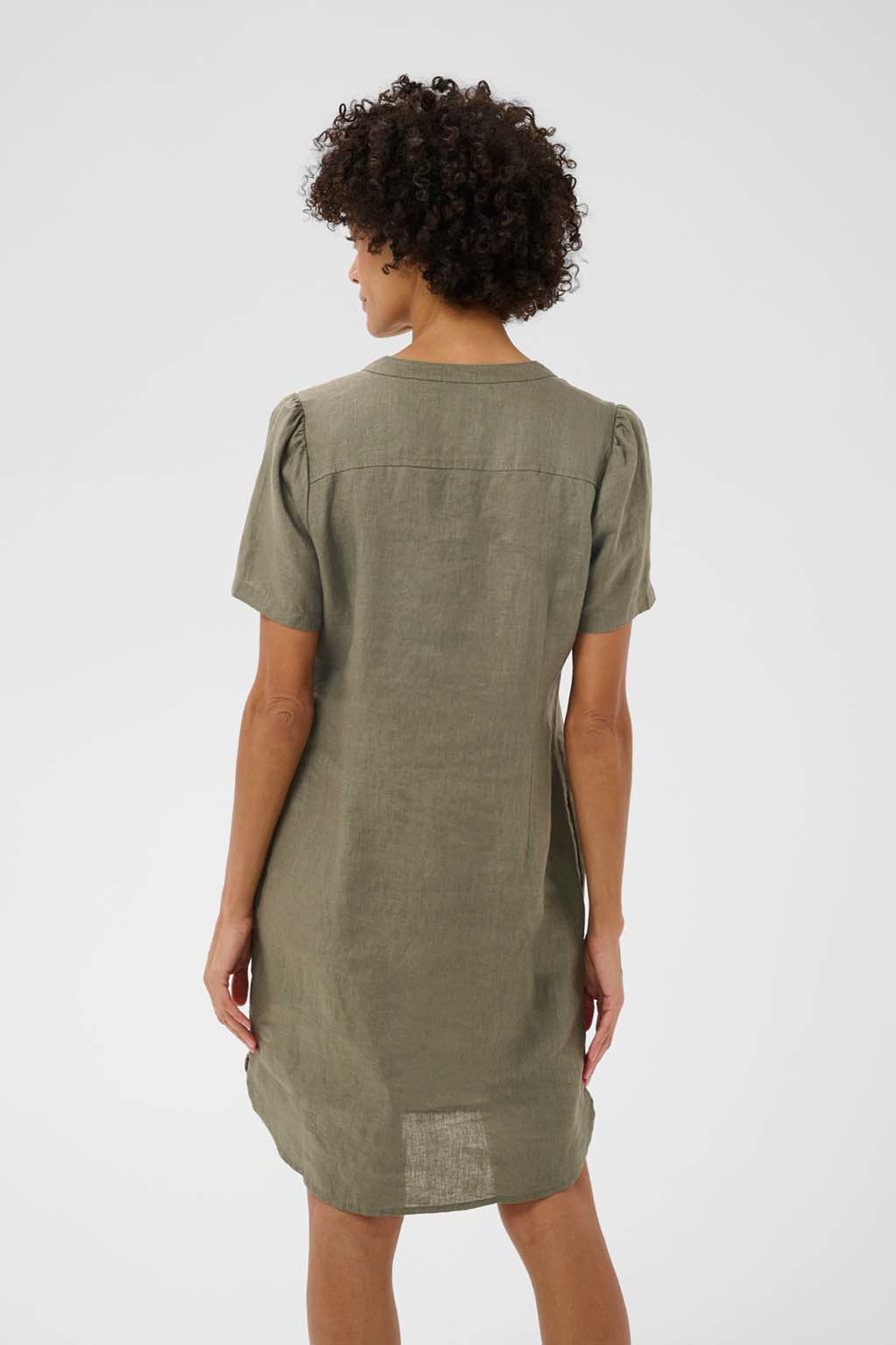 AminasePW Dress, från Part Two, i färgen Smokey Olive. Klicka för att öppna bilden i stort format