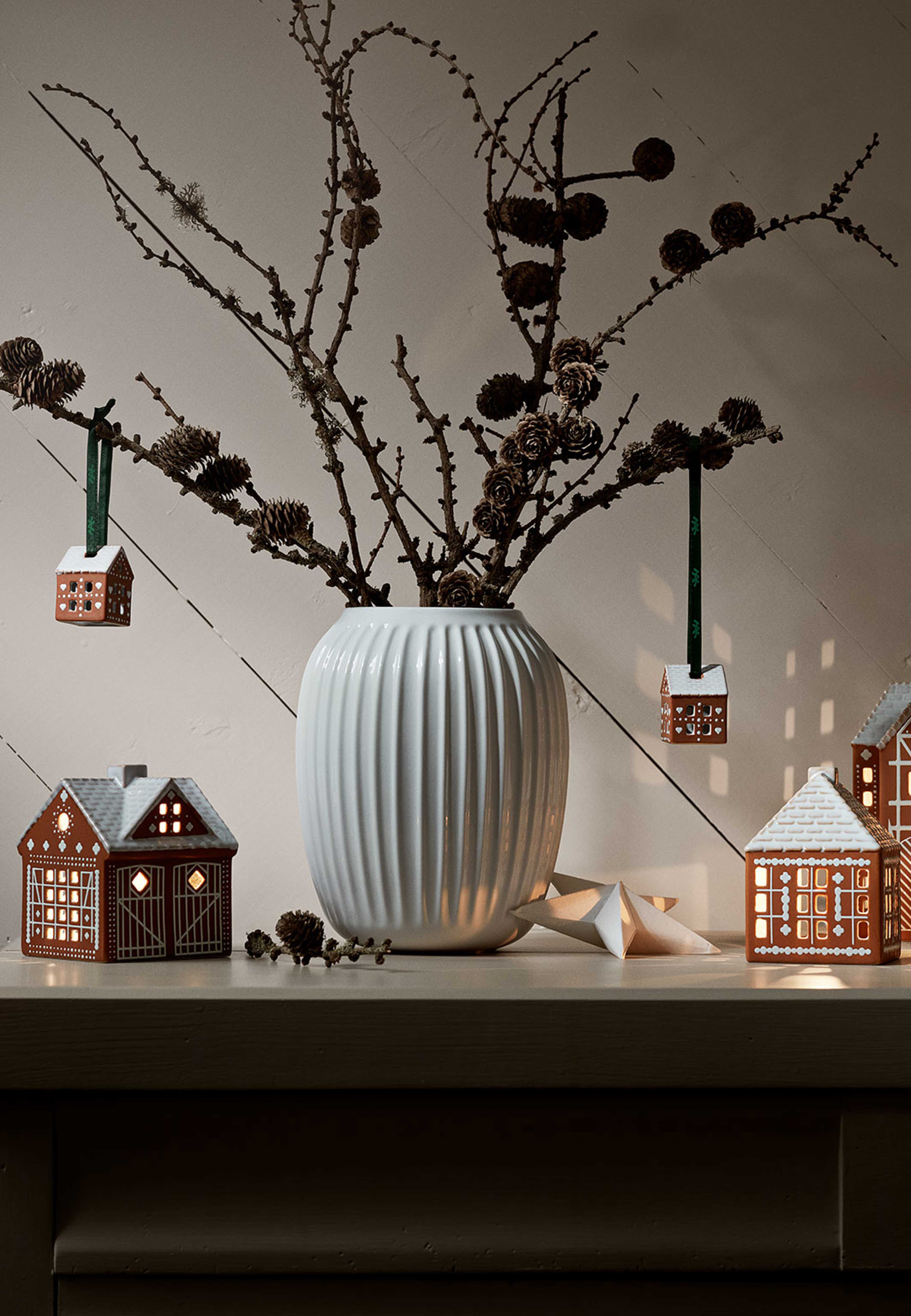 Julgranshängen Pepparkakshus, 2-pack, från Kähler, i färgen Brown. Klicka för att öppna bilden i stort format