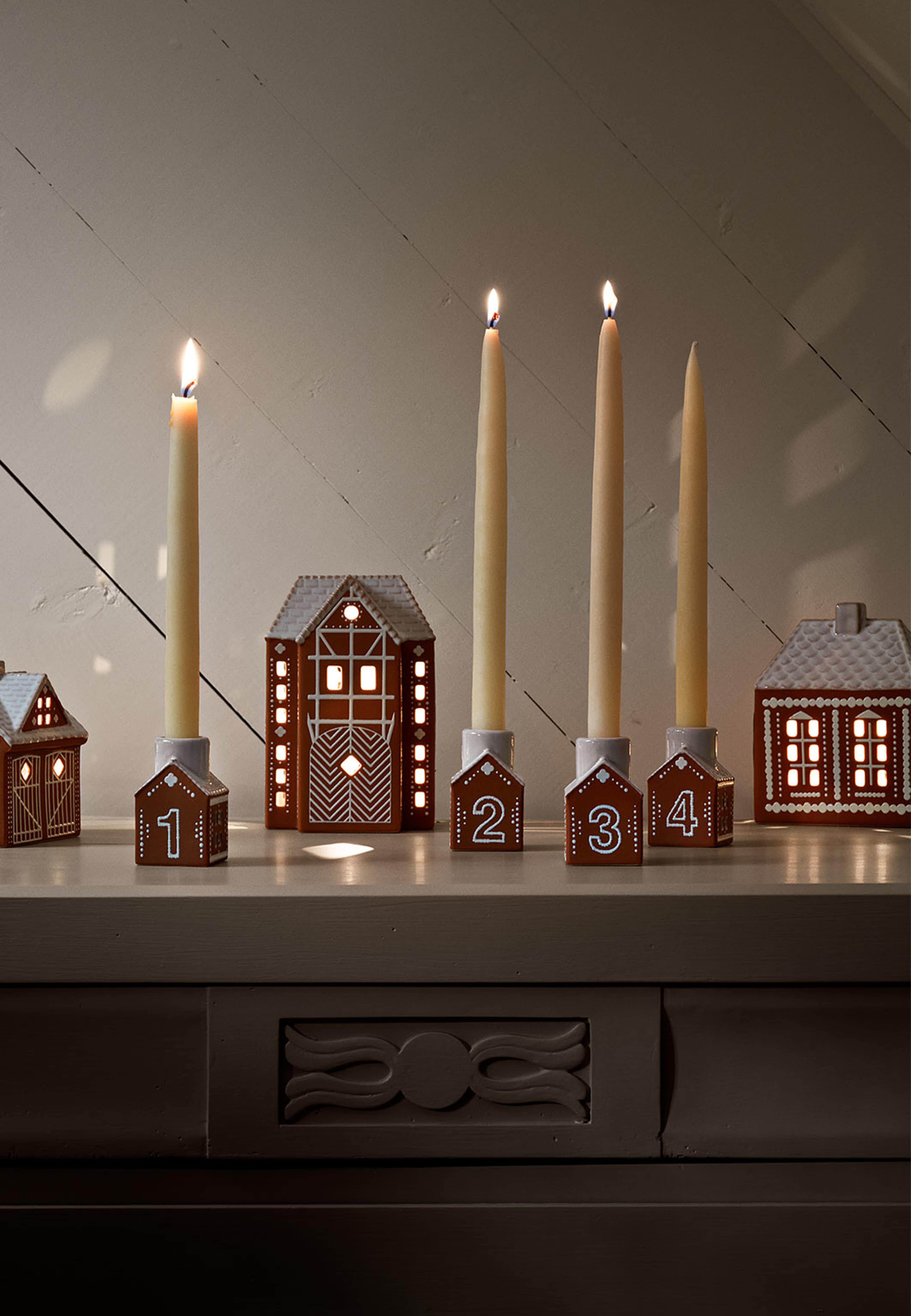 Adventsljusstakar Pepparkakshus, från Kähler, i färgen Brown. Klicka för att öppna bilden i stort format