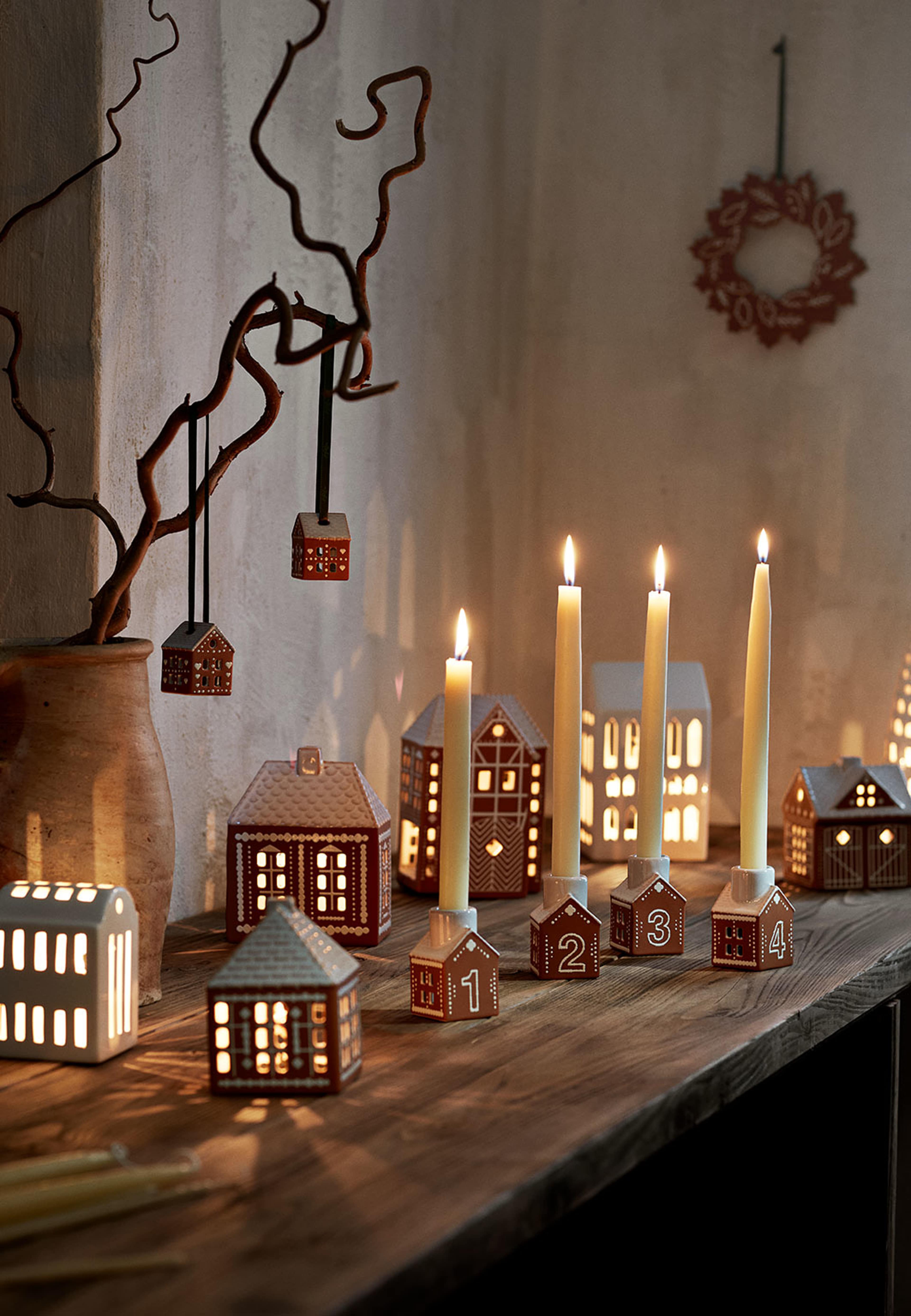 Adventsljusstakar Pepparkakshus, från Kähler, i färgen Brown. Klicka för att öppna bilden i stort format