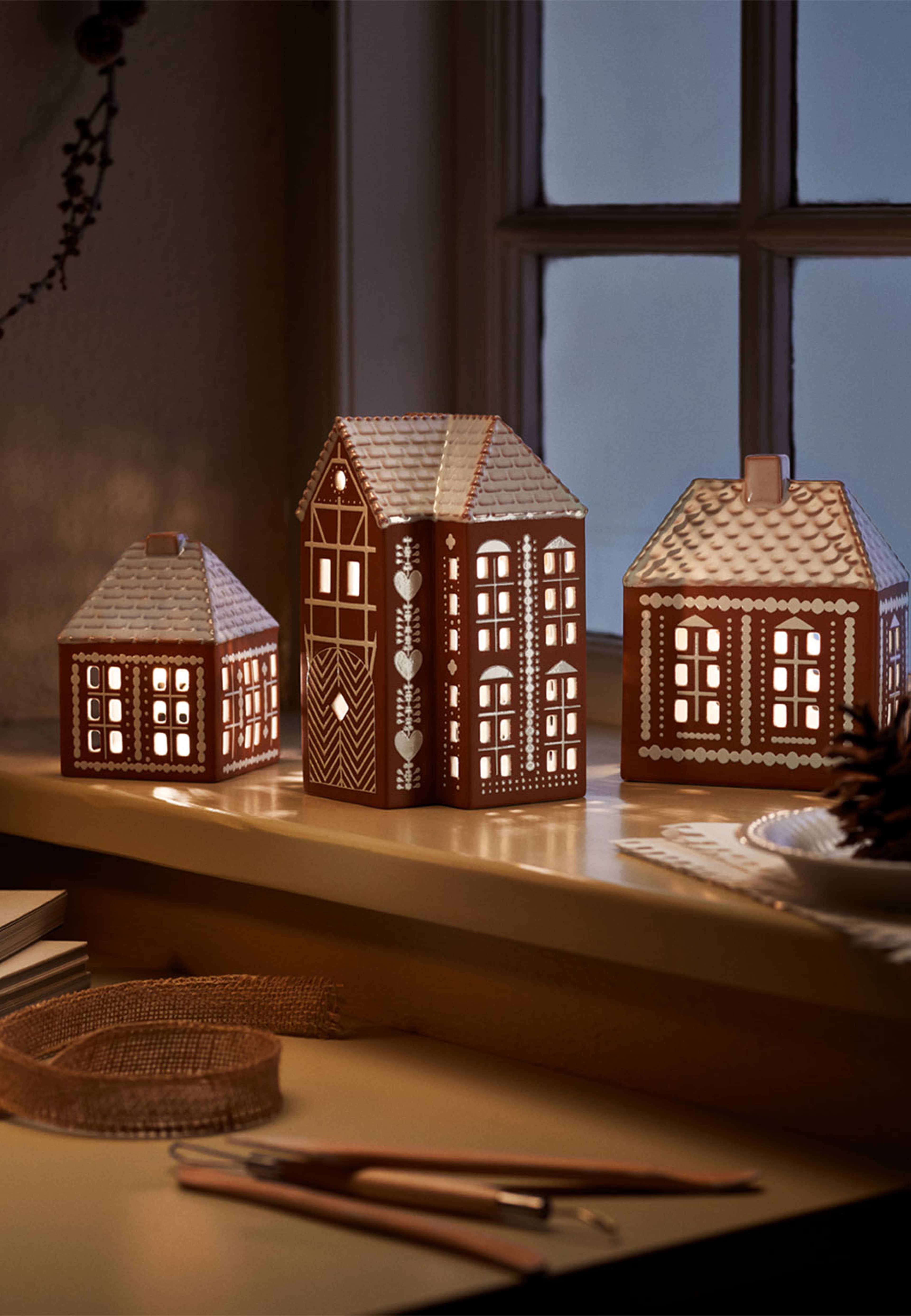 Ljuslykta Pepparkakshus Small, från Kähler, i färgen Brown. Klicka för att öppna bilden i stort format