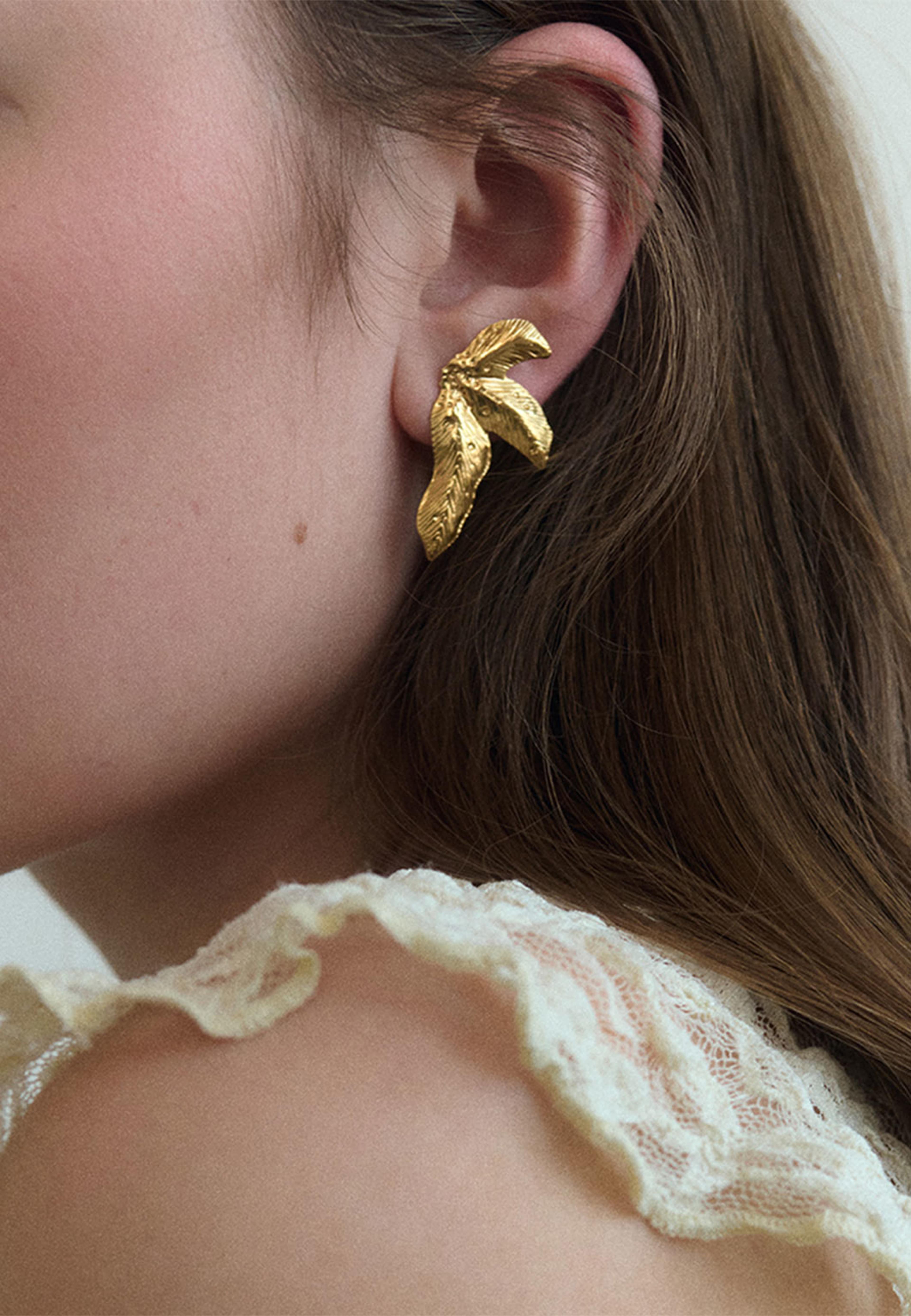 Elisa earrings gold, från WOS, i färgen Gold. Klicka för att öppna bilden i stort format