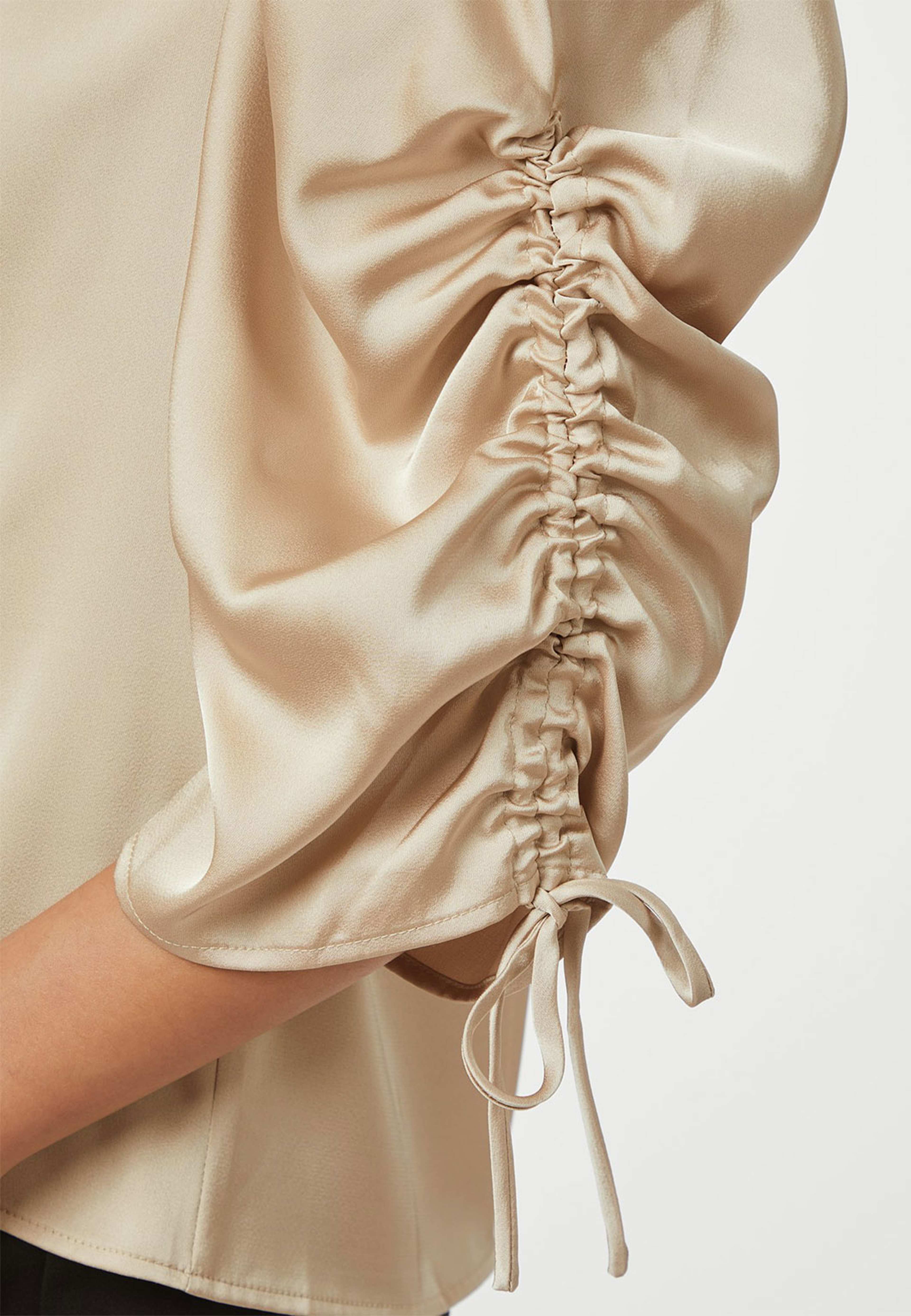 Alvira Drapy Satin Blouse, från Neo Noir, i färgen Champagne. Klicka för att öppna bilden i stort format