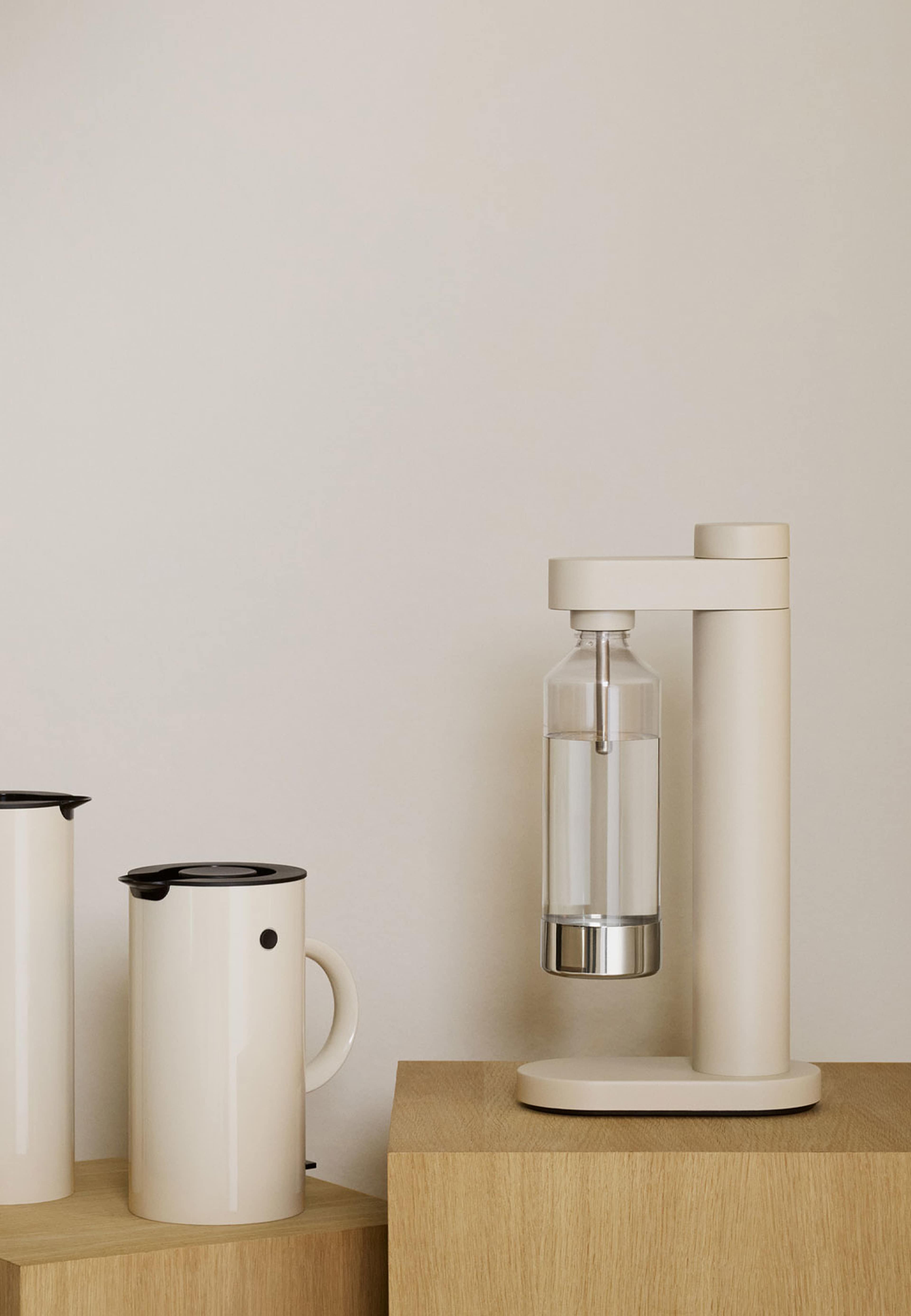 Brus kolsyremaskin soft sand, från Stelton, i färgen Soft Sand. Klicka för att öppna bilden i stort format