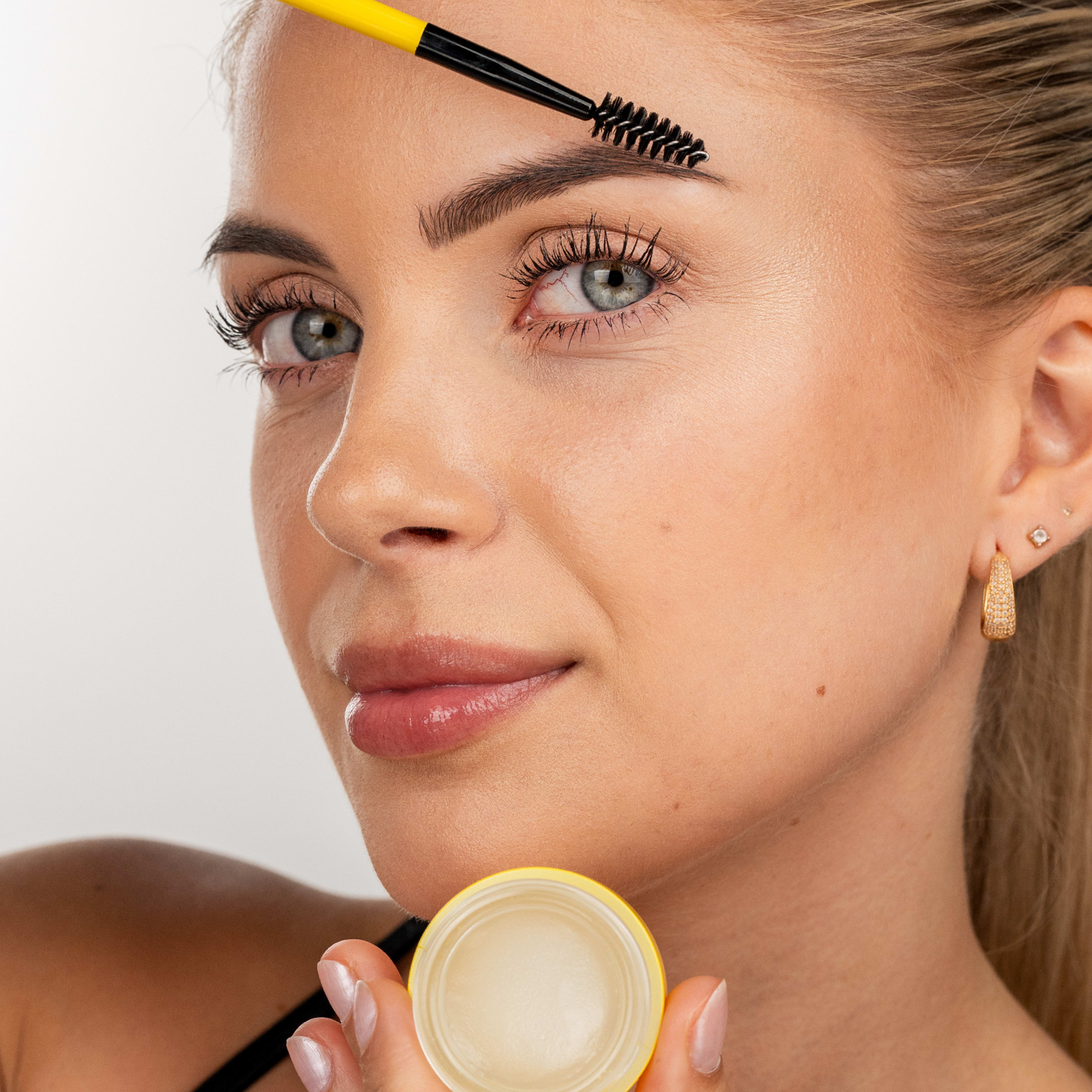 Brow Styling Wax, från WOWBROW. Klicka för att öppna bilden i stort format