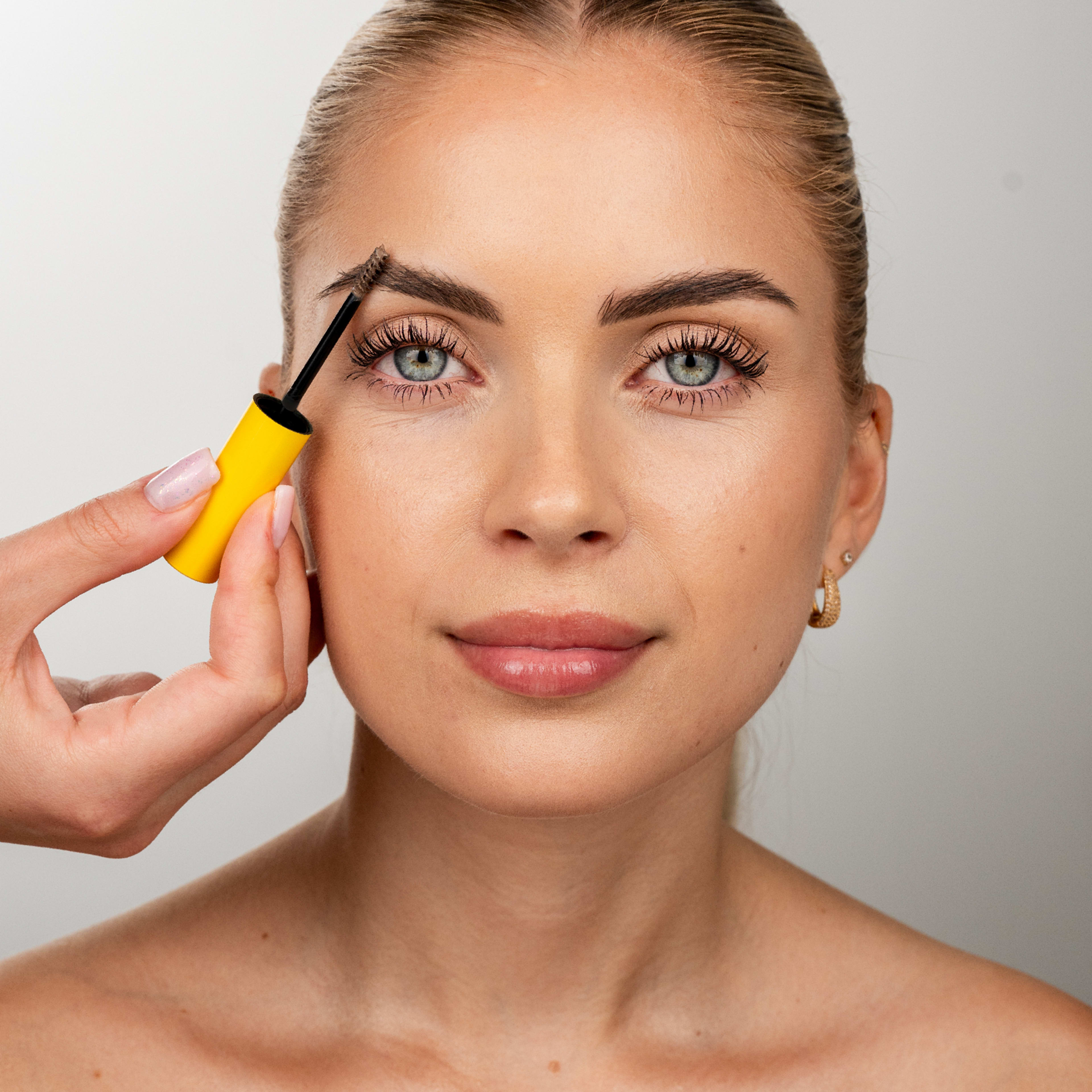 Color Boosting Brow Mascara / Medium brown, från WOWBROW, i färgen Dark Brown. Klicka för att öppna bilden i stort format