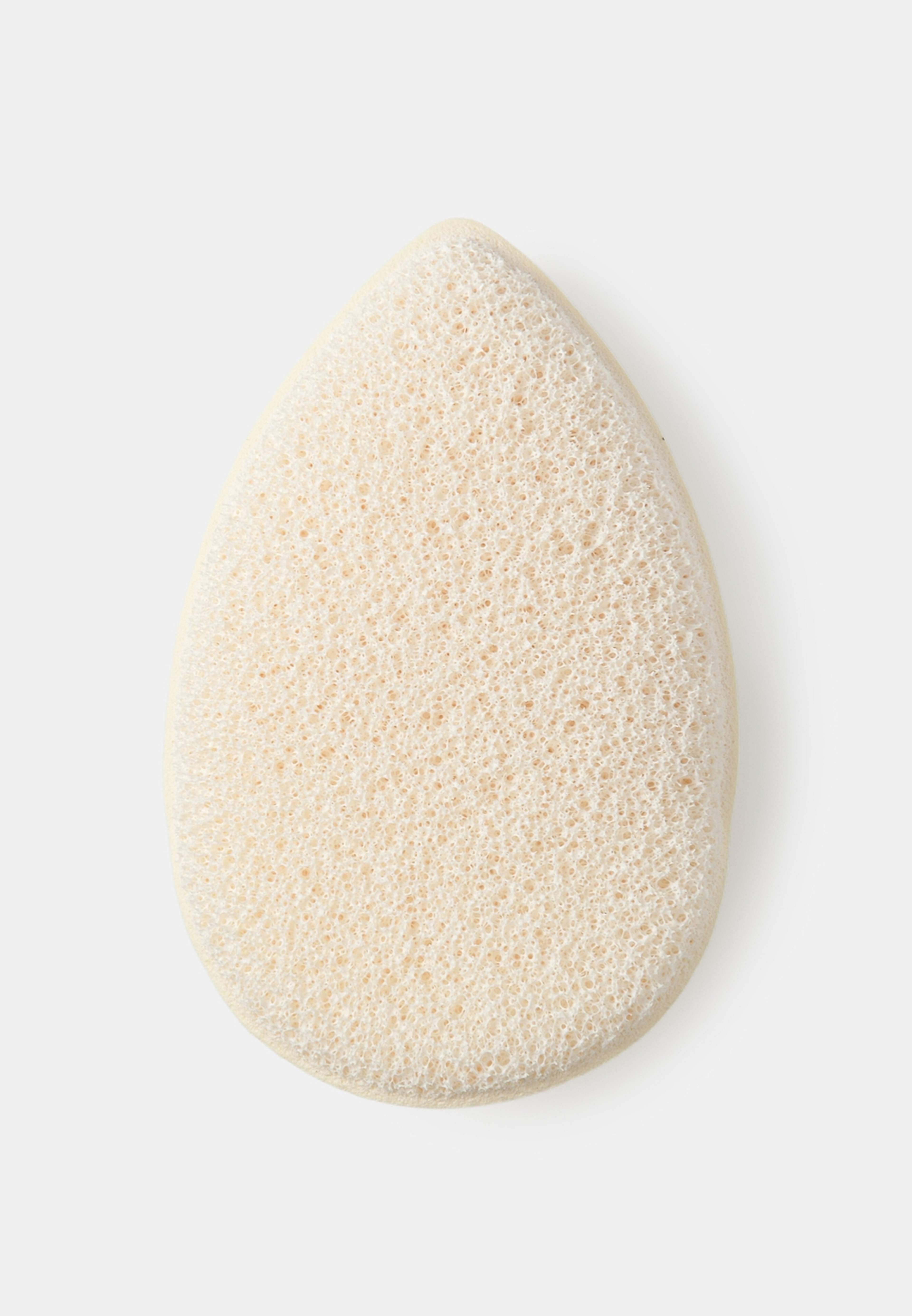Face Cleansing Sponge, från Å BEAUTY, i färgen Light Beige. Klicka för att öppna bilden i stort format