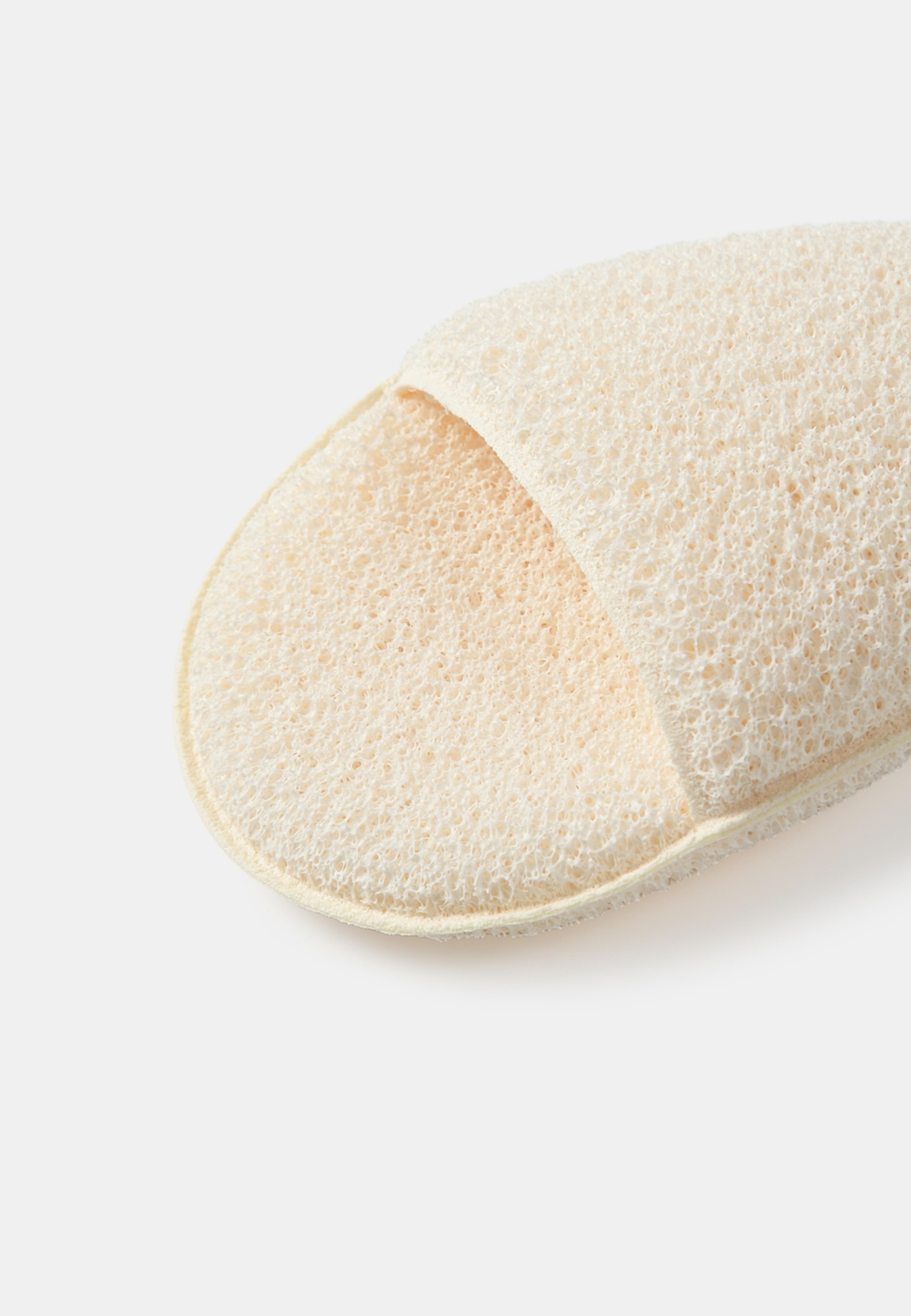 Face Cleansing Sponge, från Å BEAUTY, i färgen Light Beige. Klicka för att öppna bilden i stort format