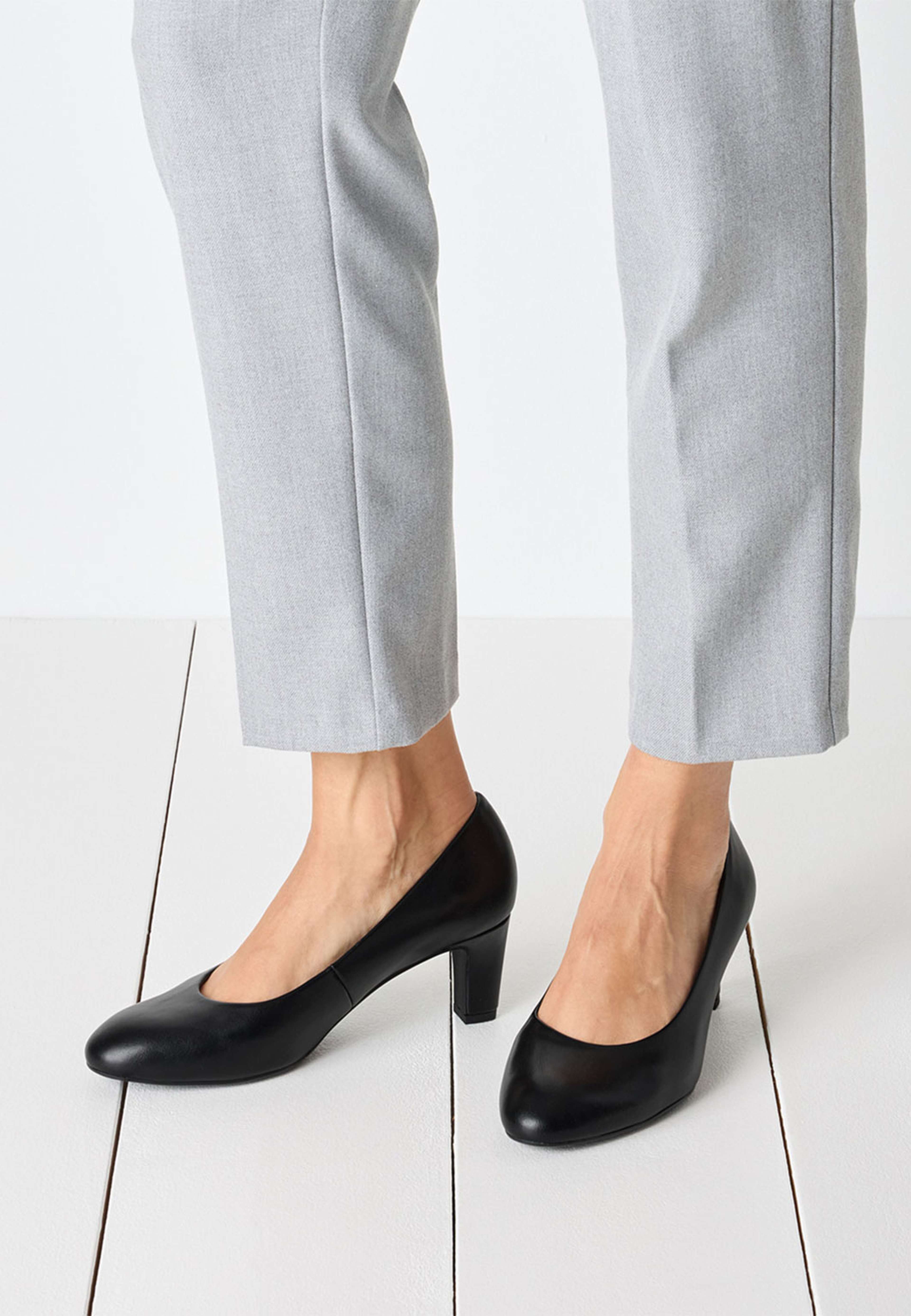 Pumps, från Tamaris, i färgen Black Matt. Klicka för att öppna bilden i stort format