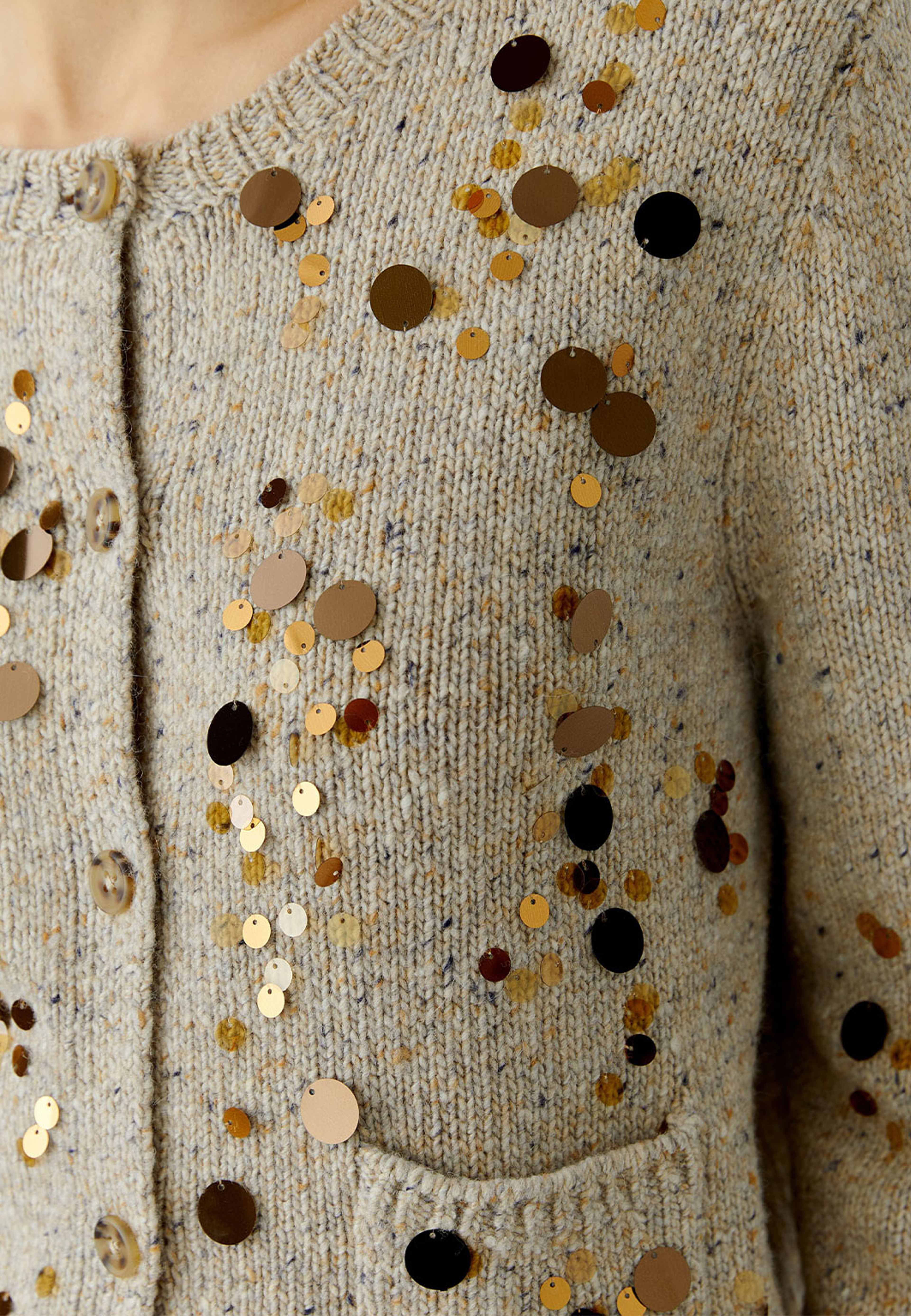 Stickad cardigan, från Oui, i färgen Offwhite Camel. Klicka för att öppna bilden i stort format