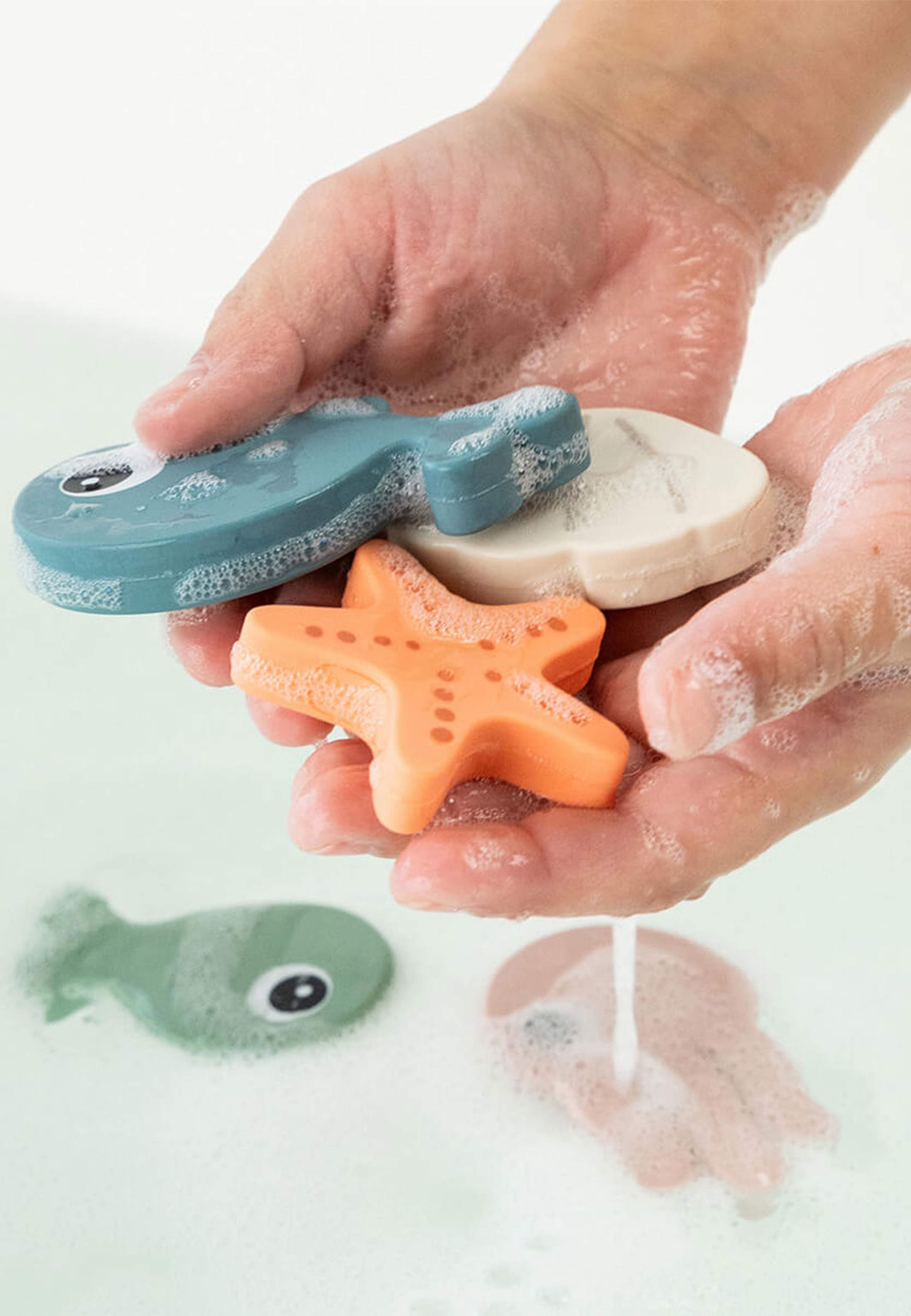 Bath Fishing Toy Sea Friends Colour Mix, från Done by Deer, i färgen Colour Mix. Klicka för att öppna bilden i stort format