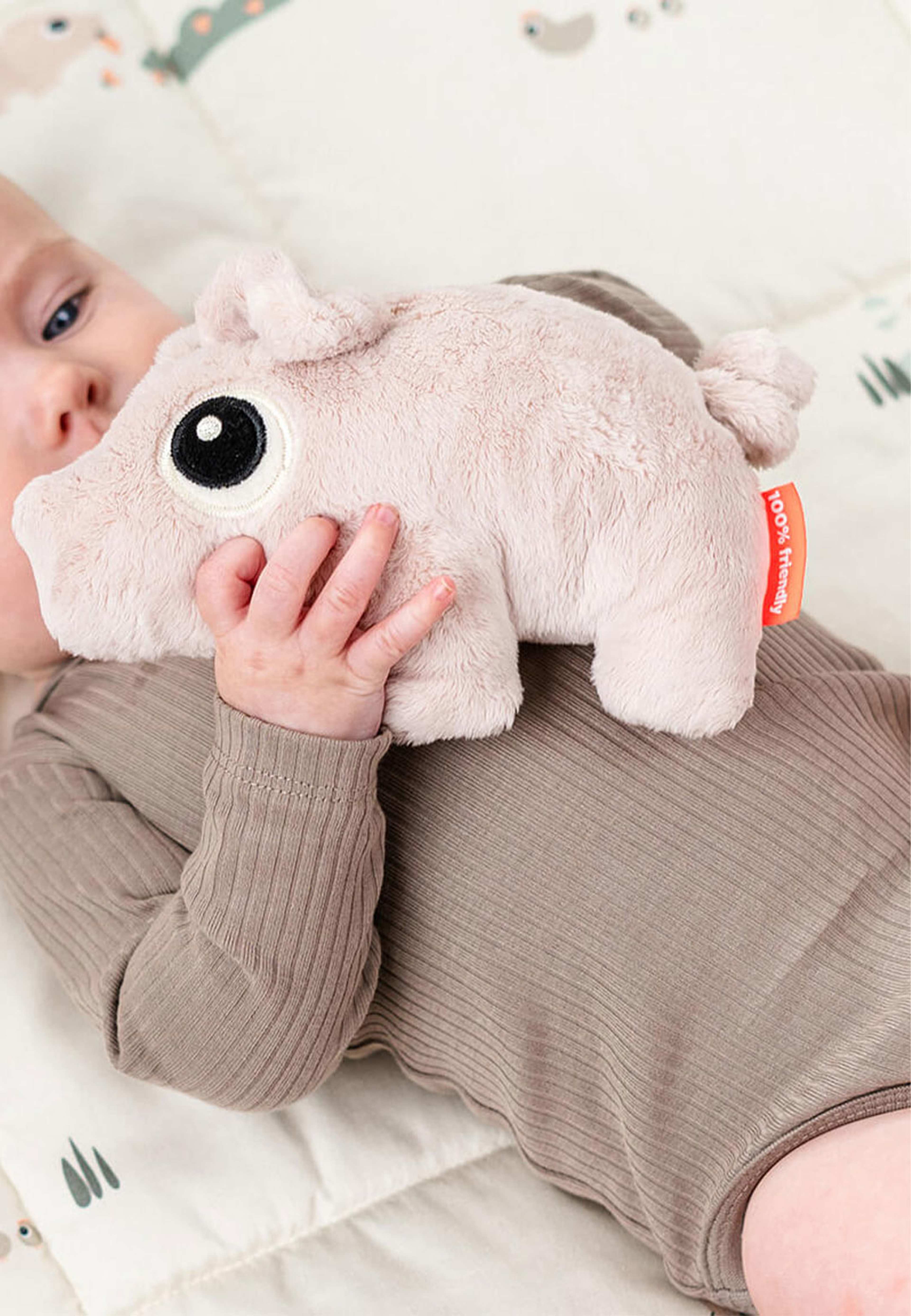 Cuddle Cute Pigee Powder, från Done by Deer, i färgen Powder. Klicka för att öppna bilden i stort format