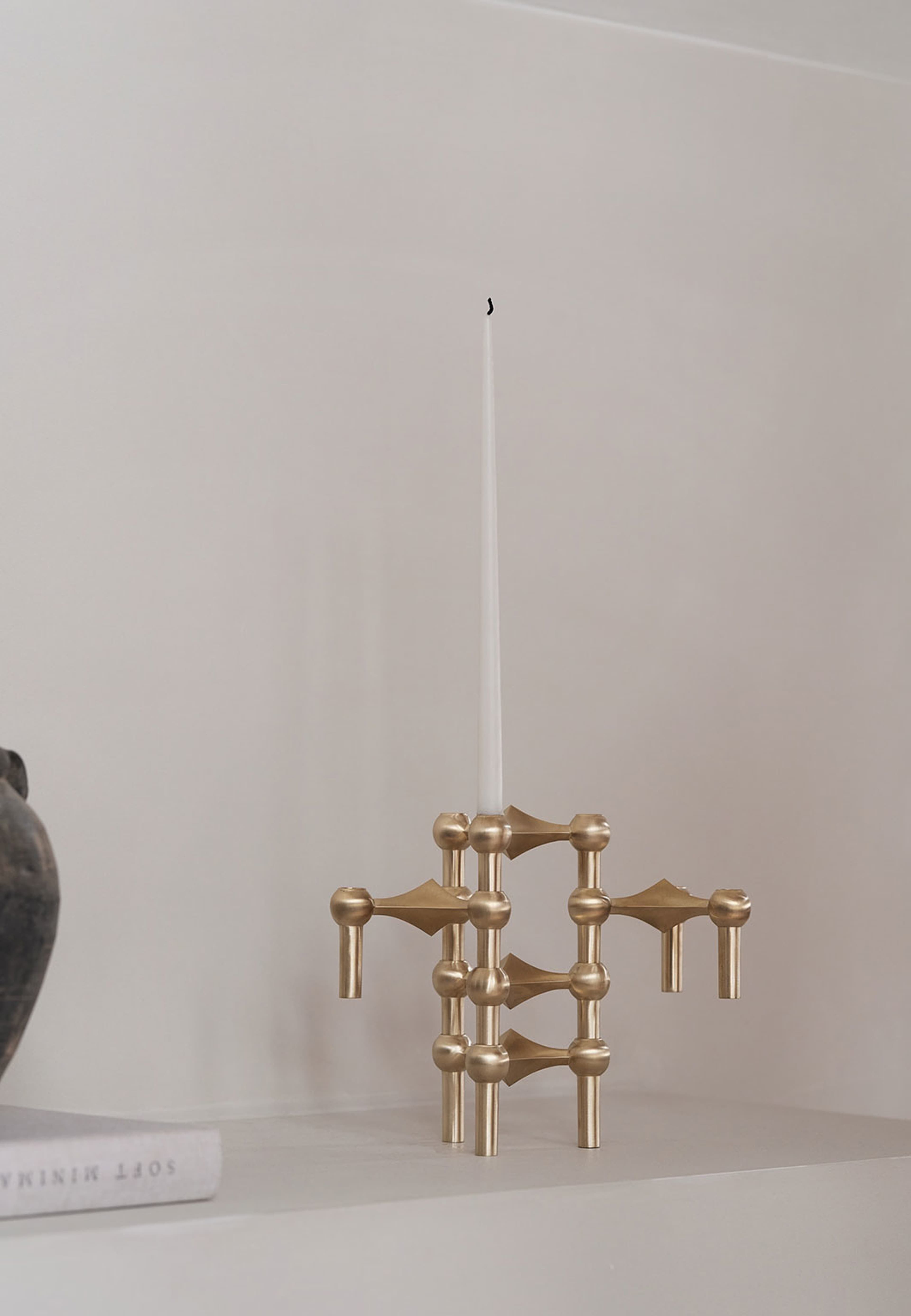 Candle holder Nagel brushed brass, från STOFF Nagel, i färgen Brushed Brass. Klicka för att öppna bilden i stort format