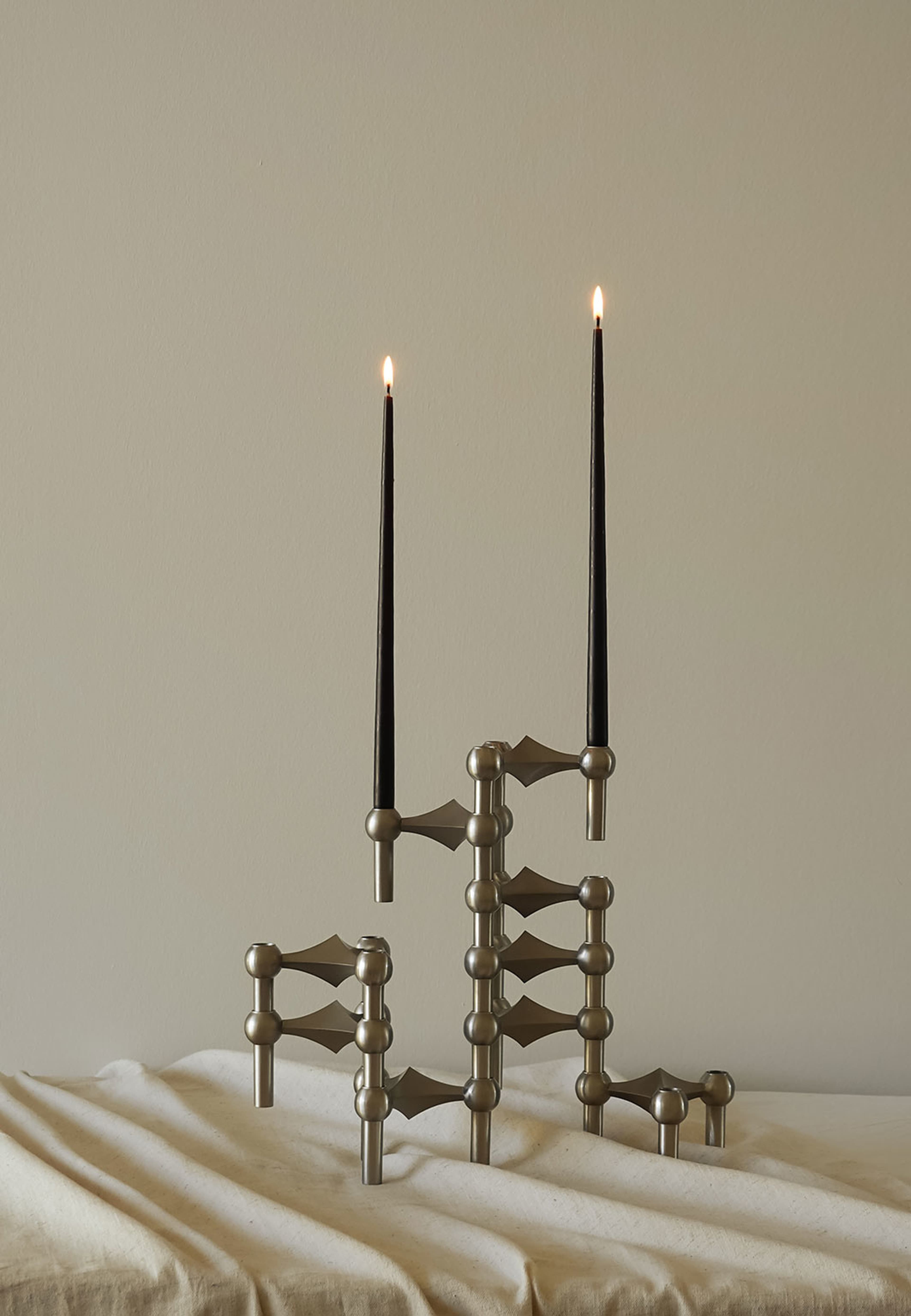 Candle holder Nagel brushed chrome, från STOFF Nagel, i färgen Brushed Chrome. Klicka för att öppna bilden i stort format