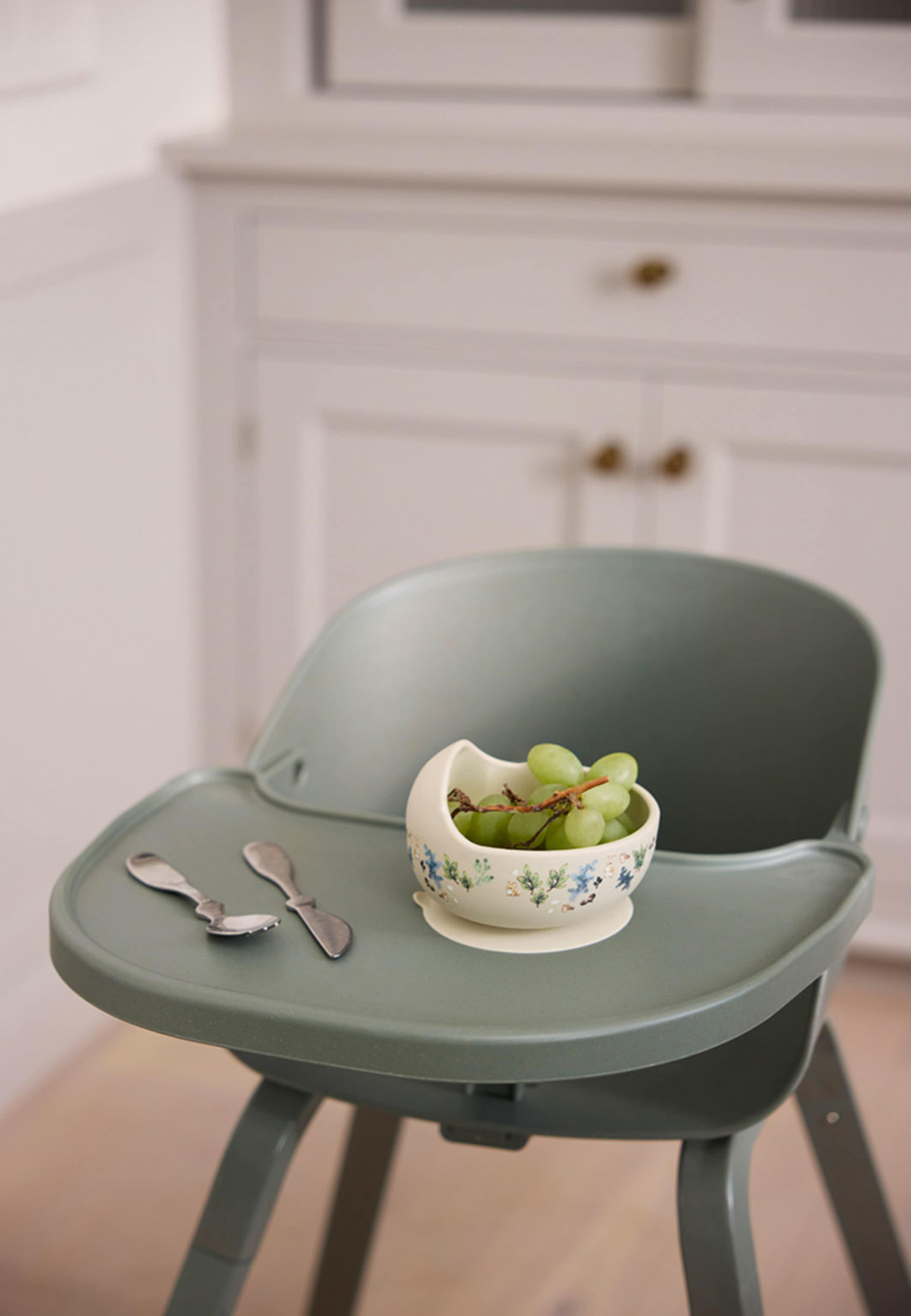 Barnstol GRACE Hazy Jade, från Elodie Details, i färgen Hazy Jade. Klicka för att öppna bilden i stort format