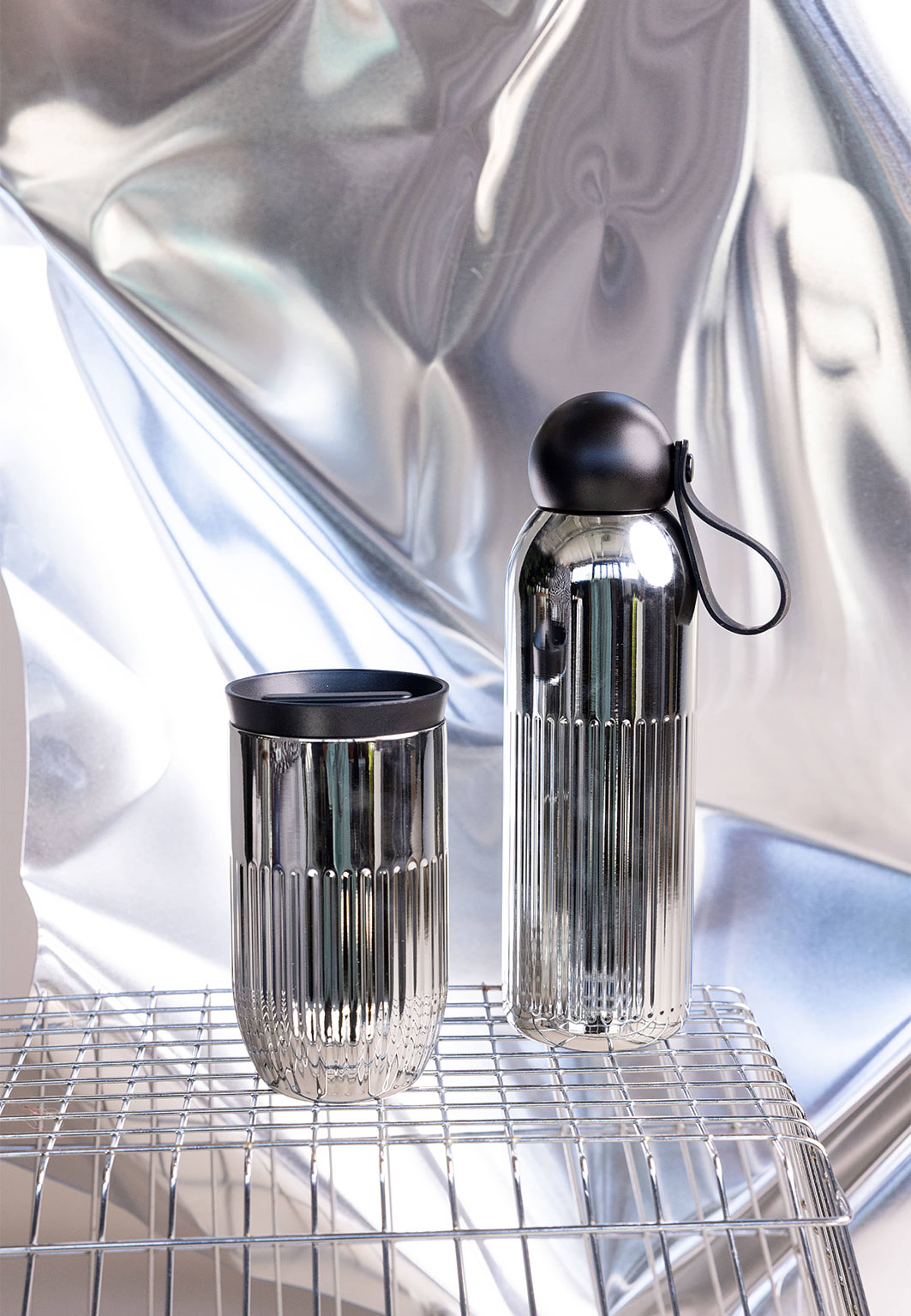 Tekla termosflaska, från Sagaform, i färgen Silver Chrome. Klicka för att öppna bilden i stort format