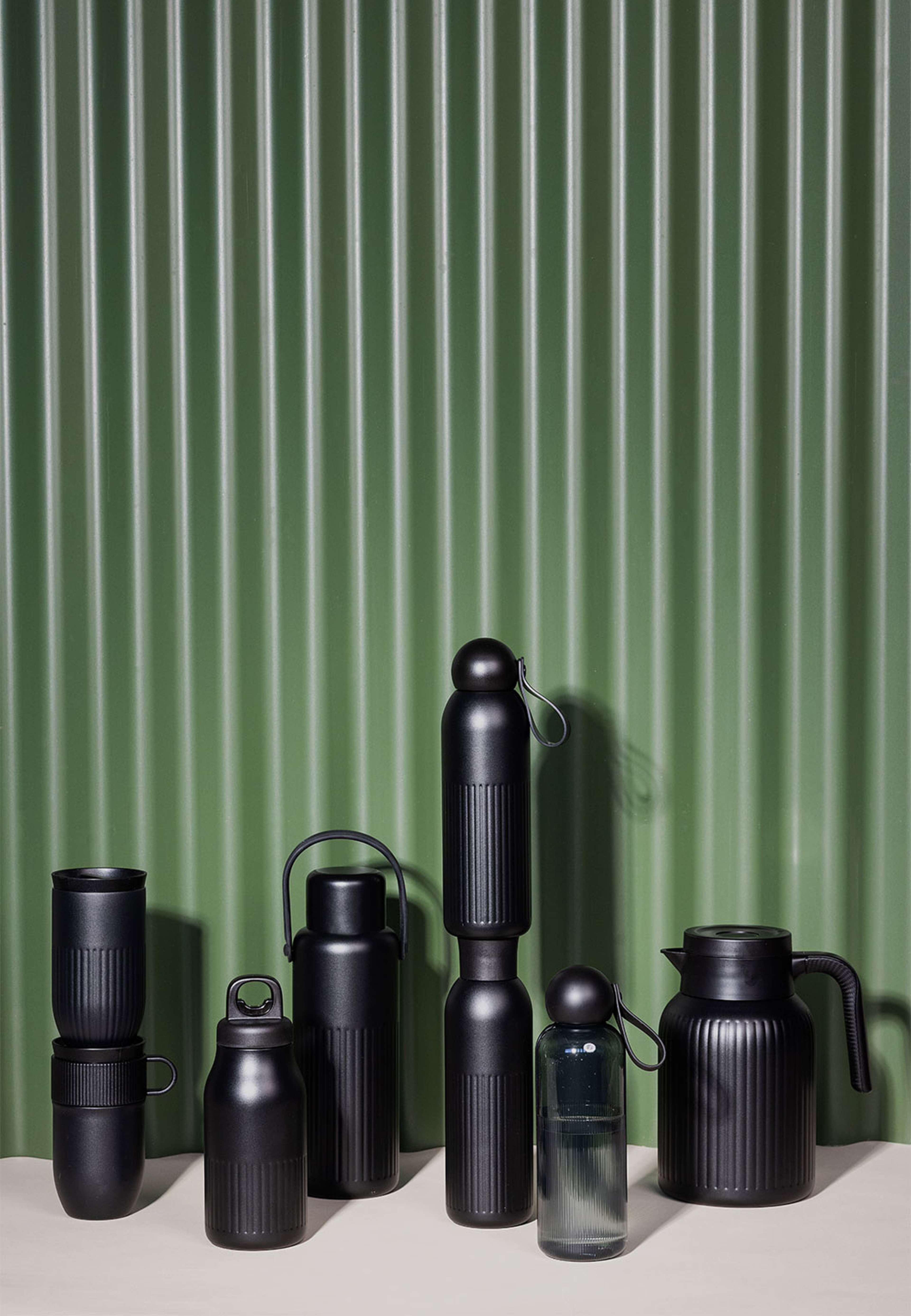 Tekla termosflaska push, från Sagaform, i färgen Black. Klicka för att öppna bilden i stort format