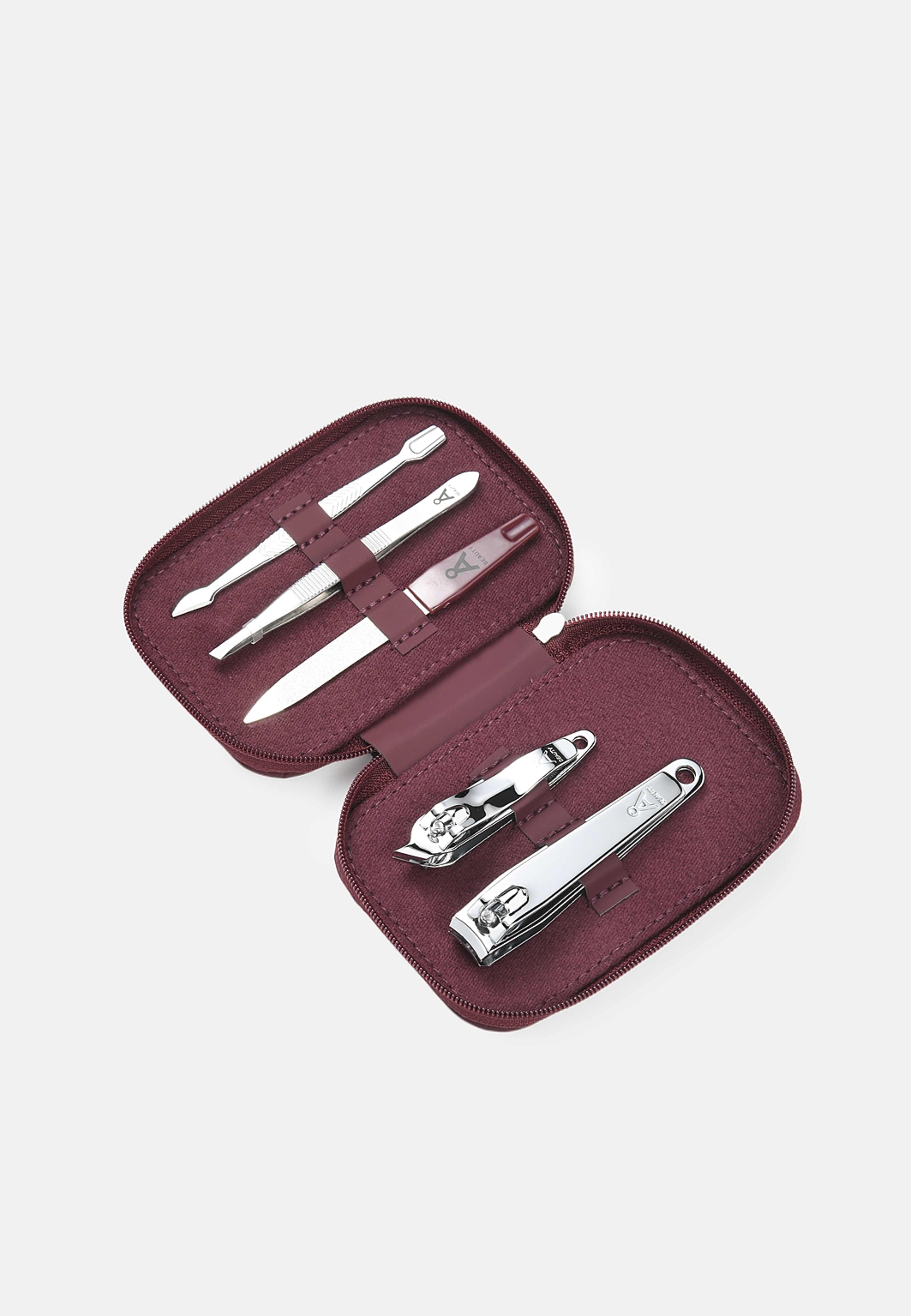 Nagelset, från Å BEAUTY, i färgen Burgundy. Klicka för att öppna bilden i stort format