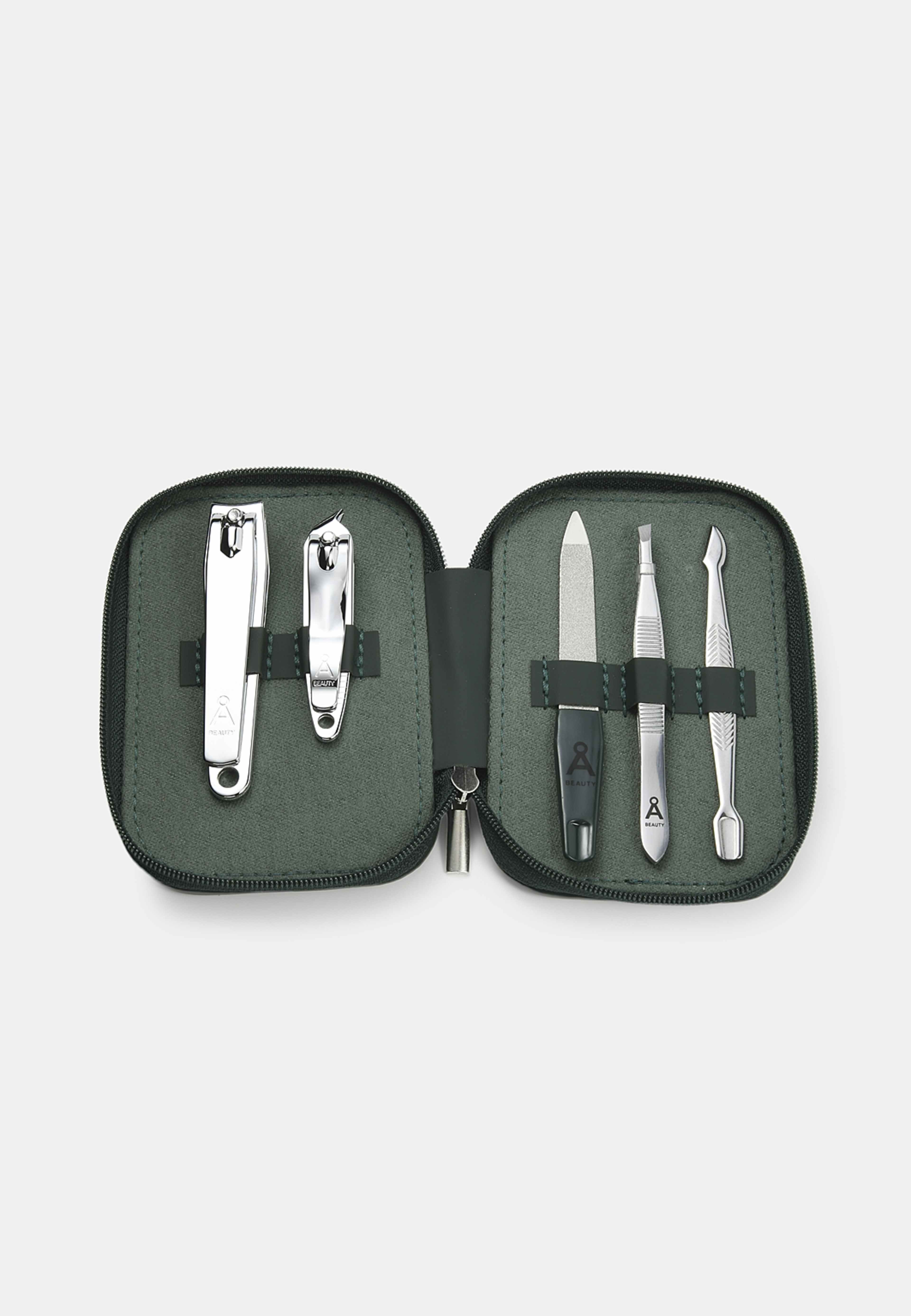 Nagelset, från Å BEAUTY, i färgen Dark Green. Klicka för att öppna bilden i stort format
