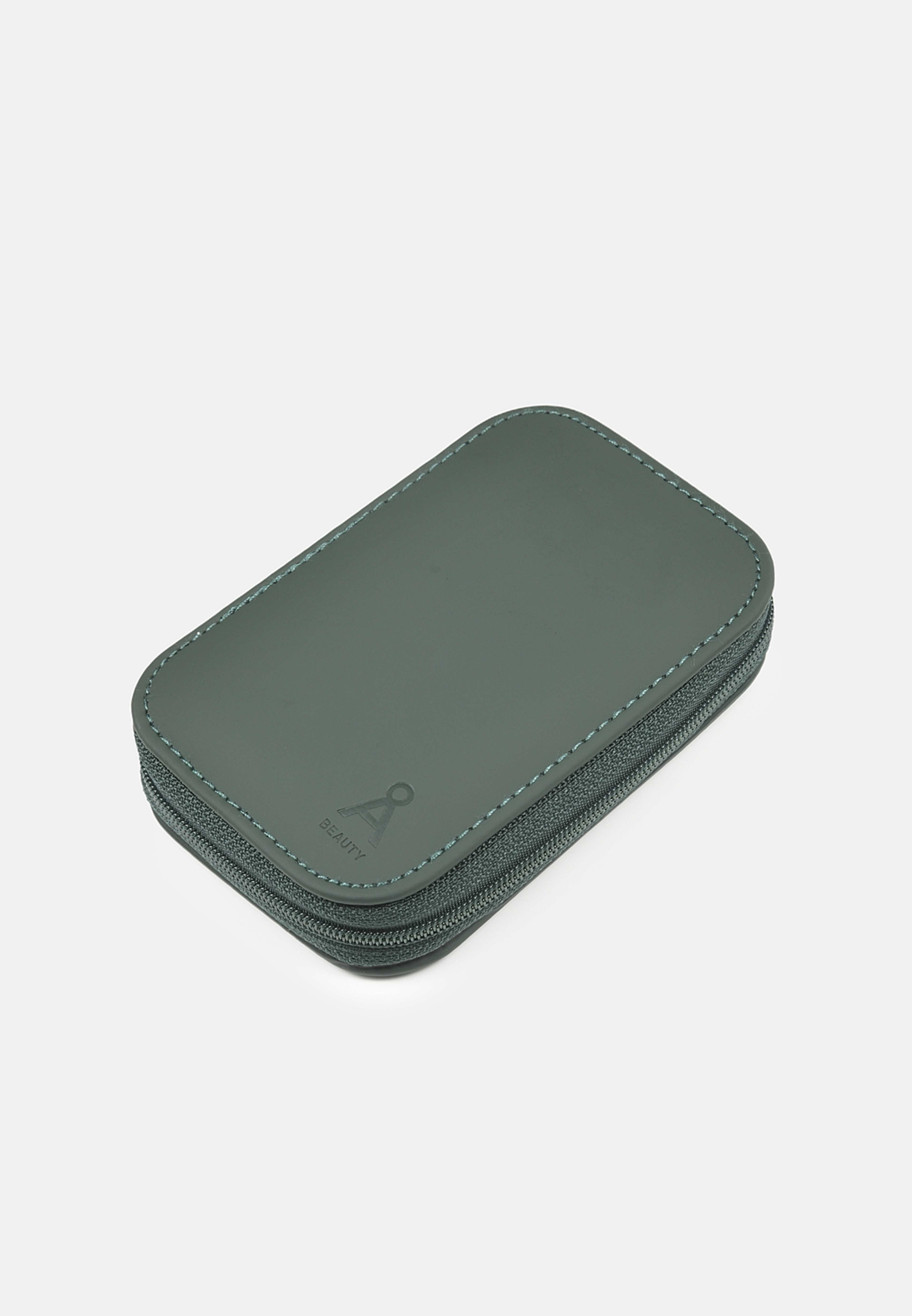 Nagelset, från Å BEAUTY, i färgen Dark Green. Klicka för att öppna bilden i stort format