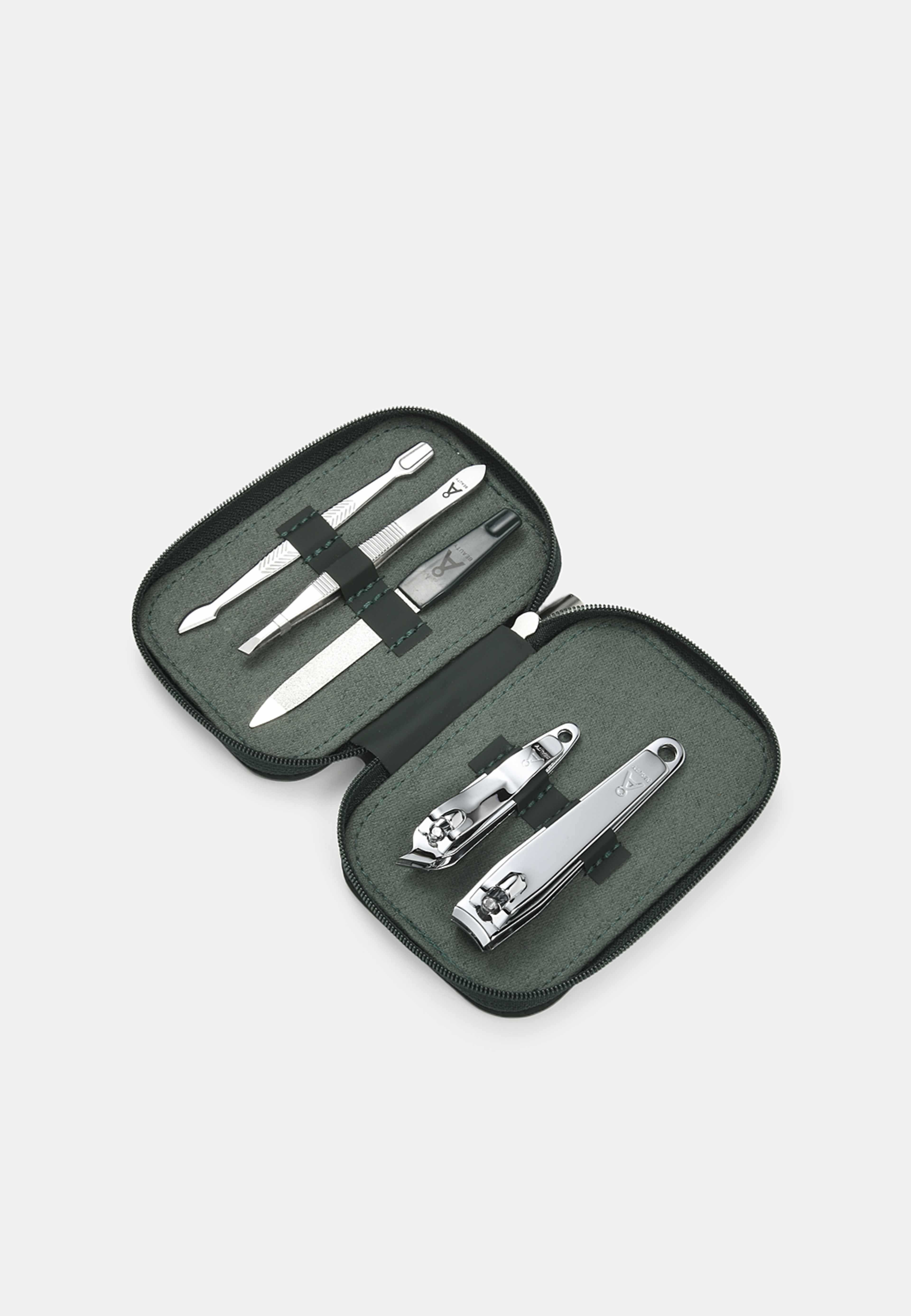 Nagelset, från Å BEAUTY, i färgen Dark Green. Klicka för att öppna bilden i stort format