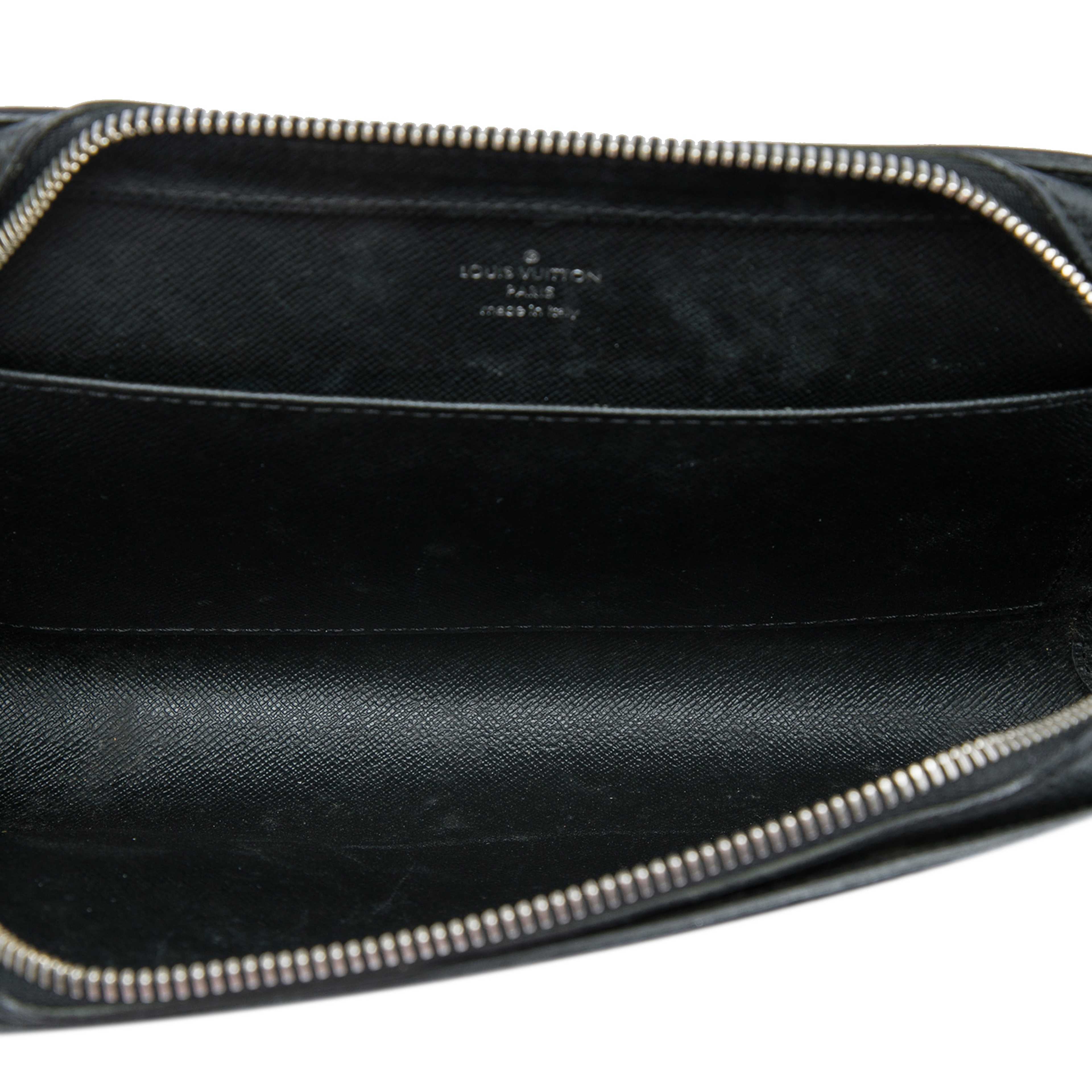 Louis Vuitton Taiga Pochette Baikal, från Luxclusif, i färgen svart. Klicka för att öppna bilden i stort format