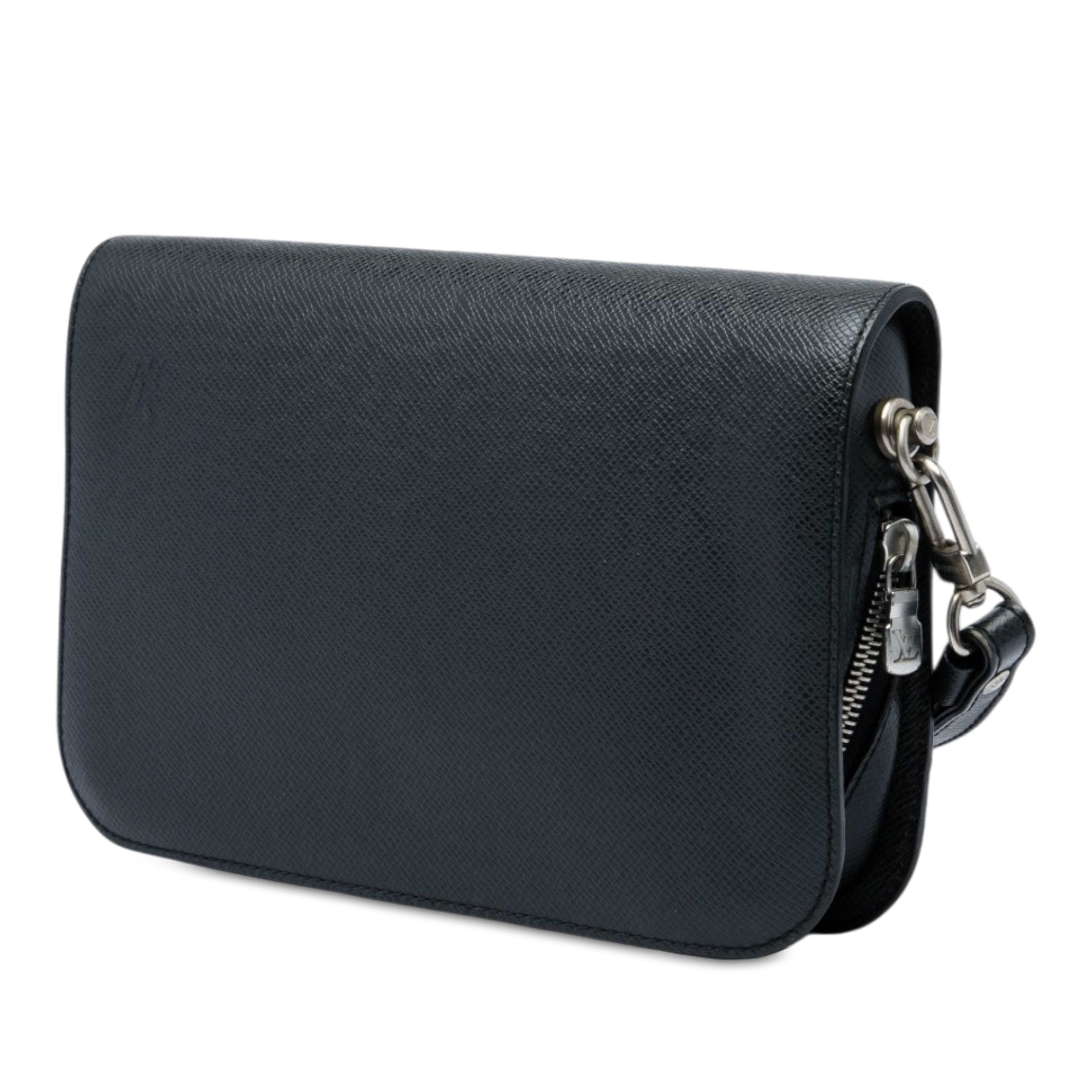 Louis Vuitton Taiga Pochette Baikal, från Luxclusif, i färgen svart. Klicka för att öppna bilden i stort format