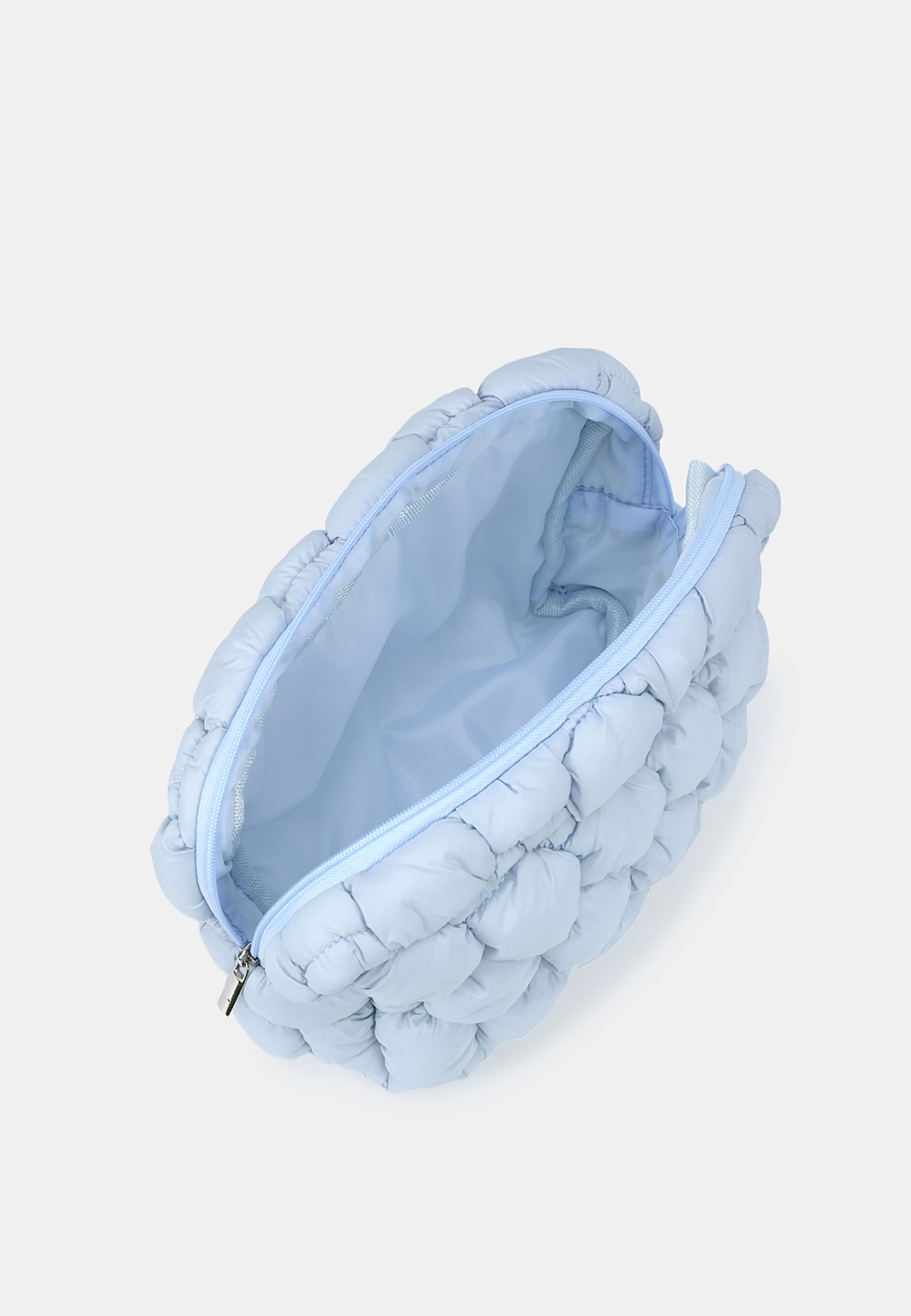 Quilted Beauty bag, från Å BEAUTY, i färgen Light Blue. Klicka för att öppna bilden i stort format