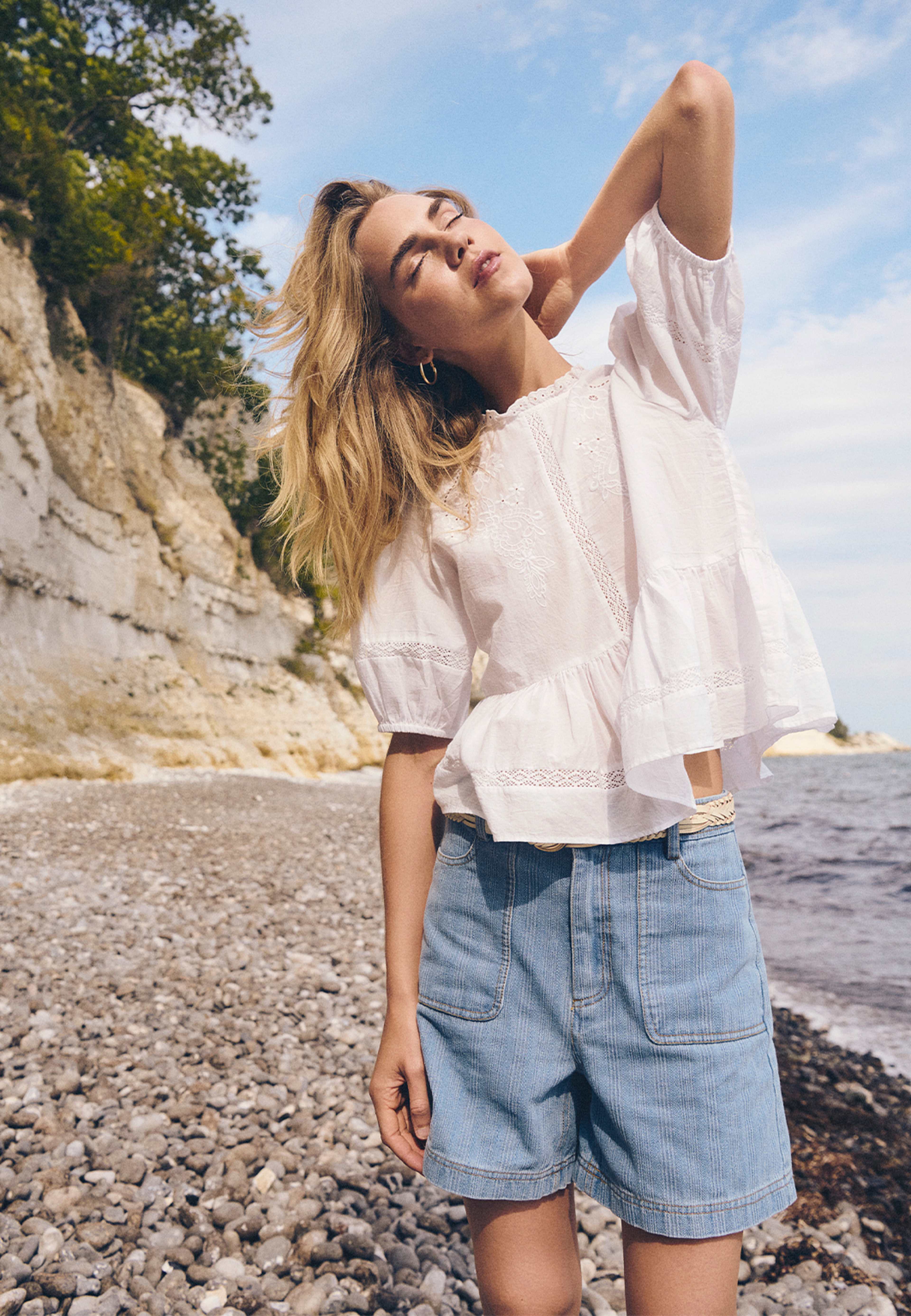 Rosaria Blouse, från Saint Tropez, i färgen Bright White. Klicka för att öppna bilden i stort format