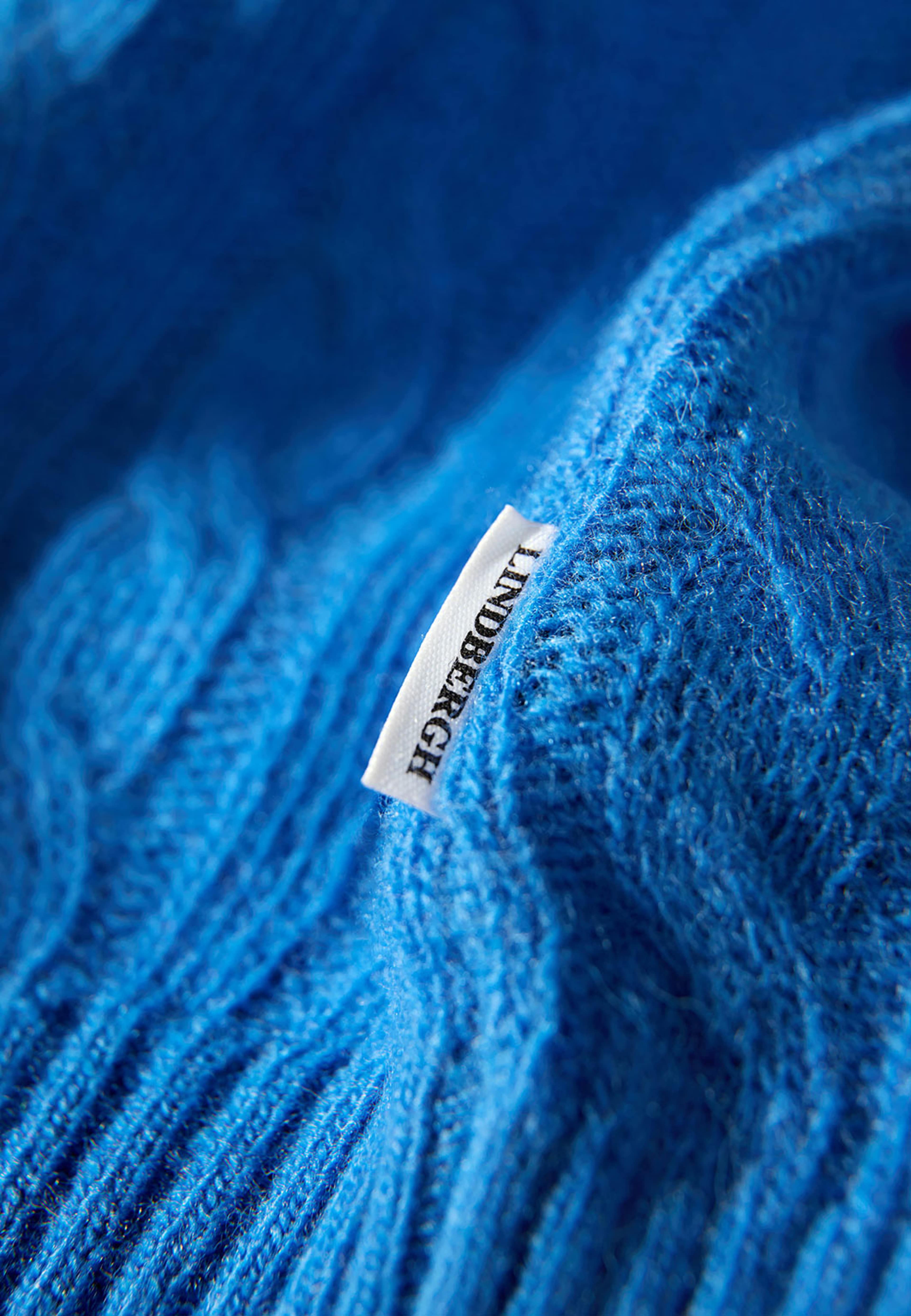 Lindbergh Lambswool raglan Knit, från Lindbergh, i färgen Bright Blue Mel. Klicka för att öppna bilden i stort format
