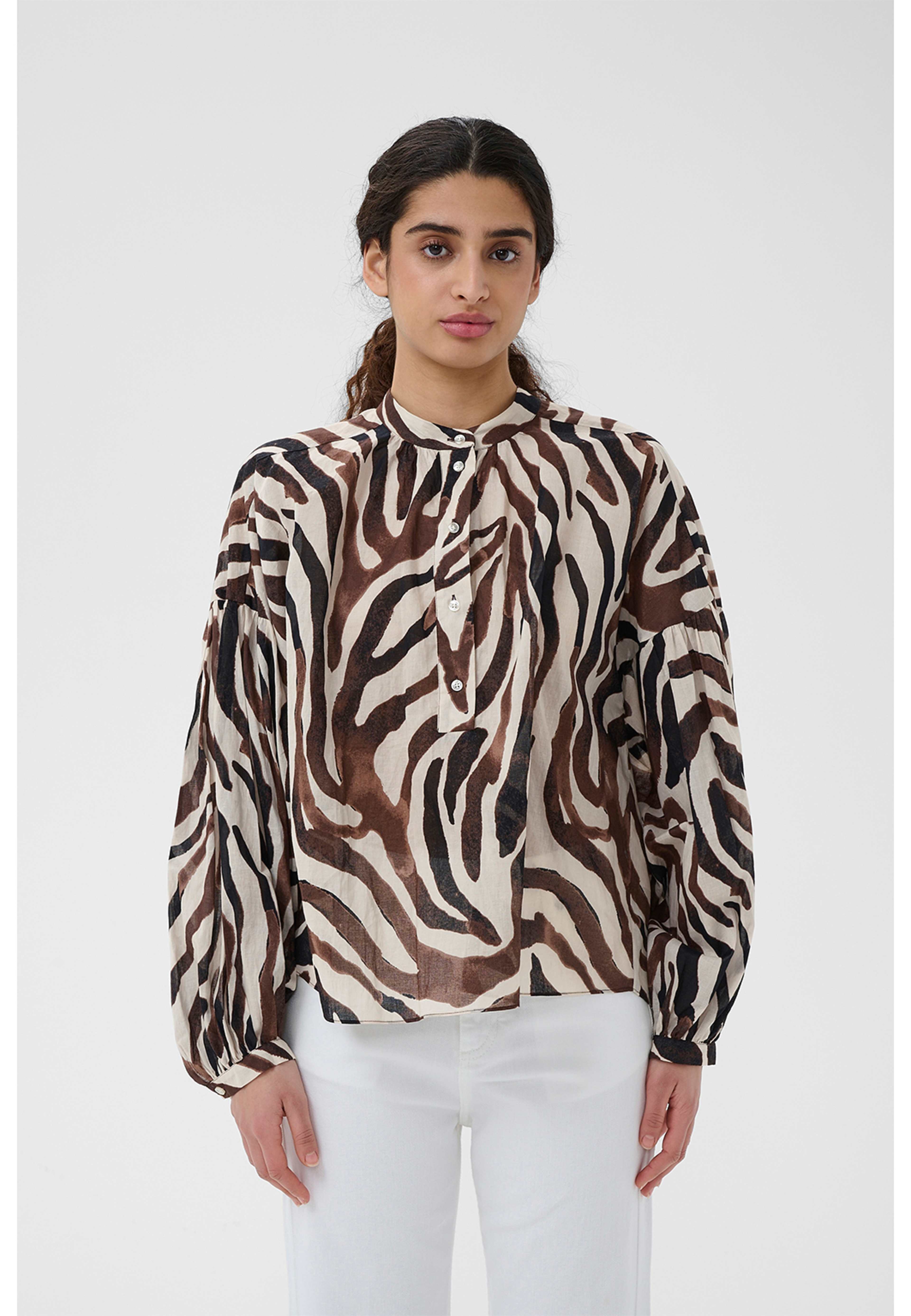 Rosalie Blouse, från Inwear, i färgen Haze Zebrah. Klicka för att öppna bilden i stort format
