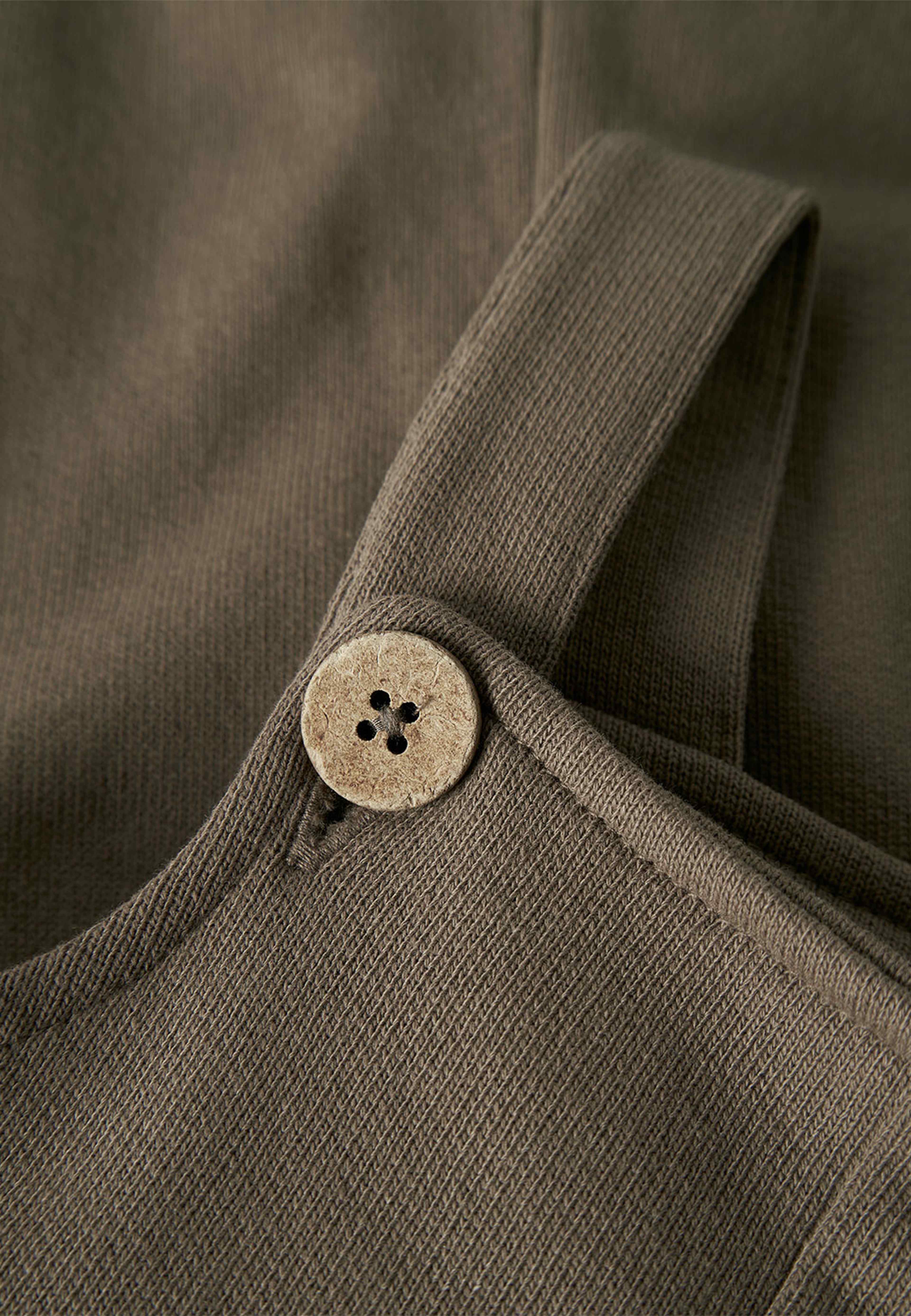 Jobo hängselbyxa, från Lil'Atelier, i färgen Shitake. Klicka för att öppna bilden i stort format