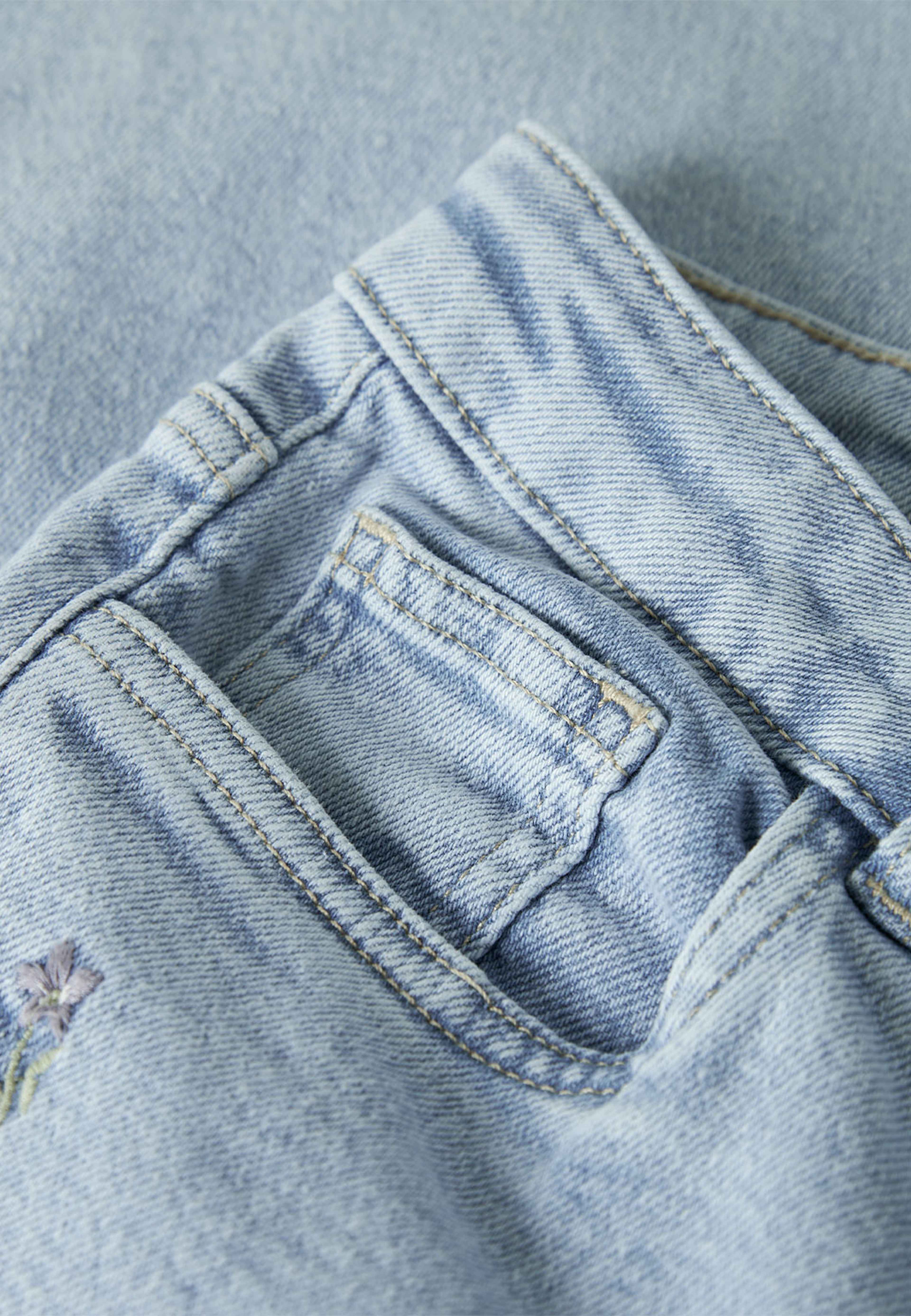 NKFROSE WIDE EMB JEANS 2010-FR, från Name It, i färgen Light Blue Denim Flower Embroidery. Klicka för att öppna bilden i stort format