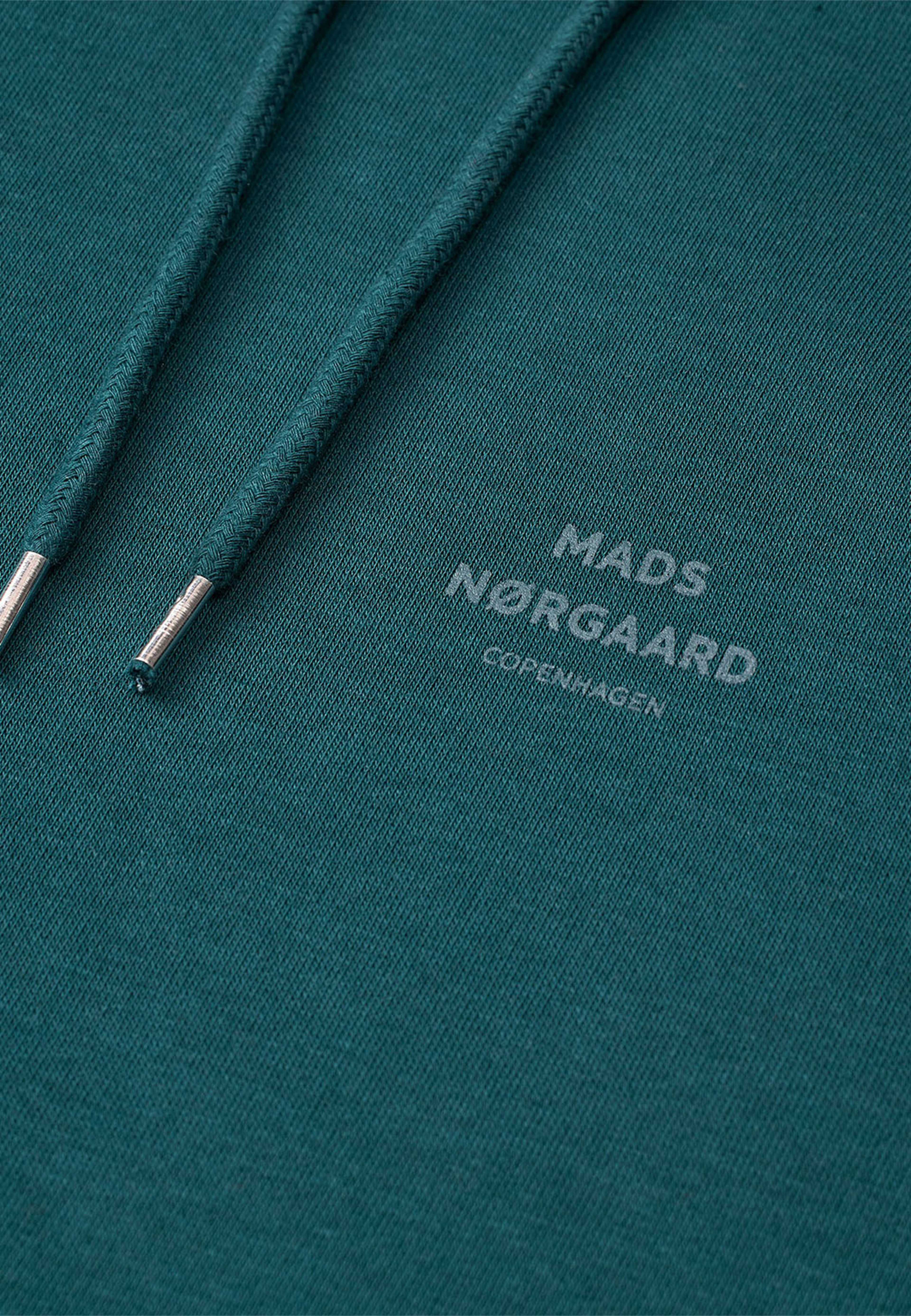 Standard Hoodie Logo Sweat FAV, från Mads Nørgaard, i färgen Deep Sea. Klicka för att öppna bilden i stort format