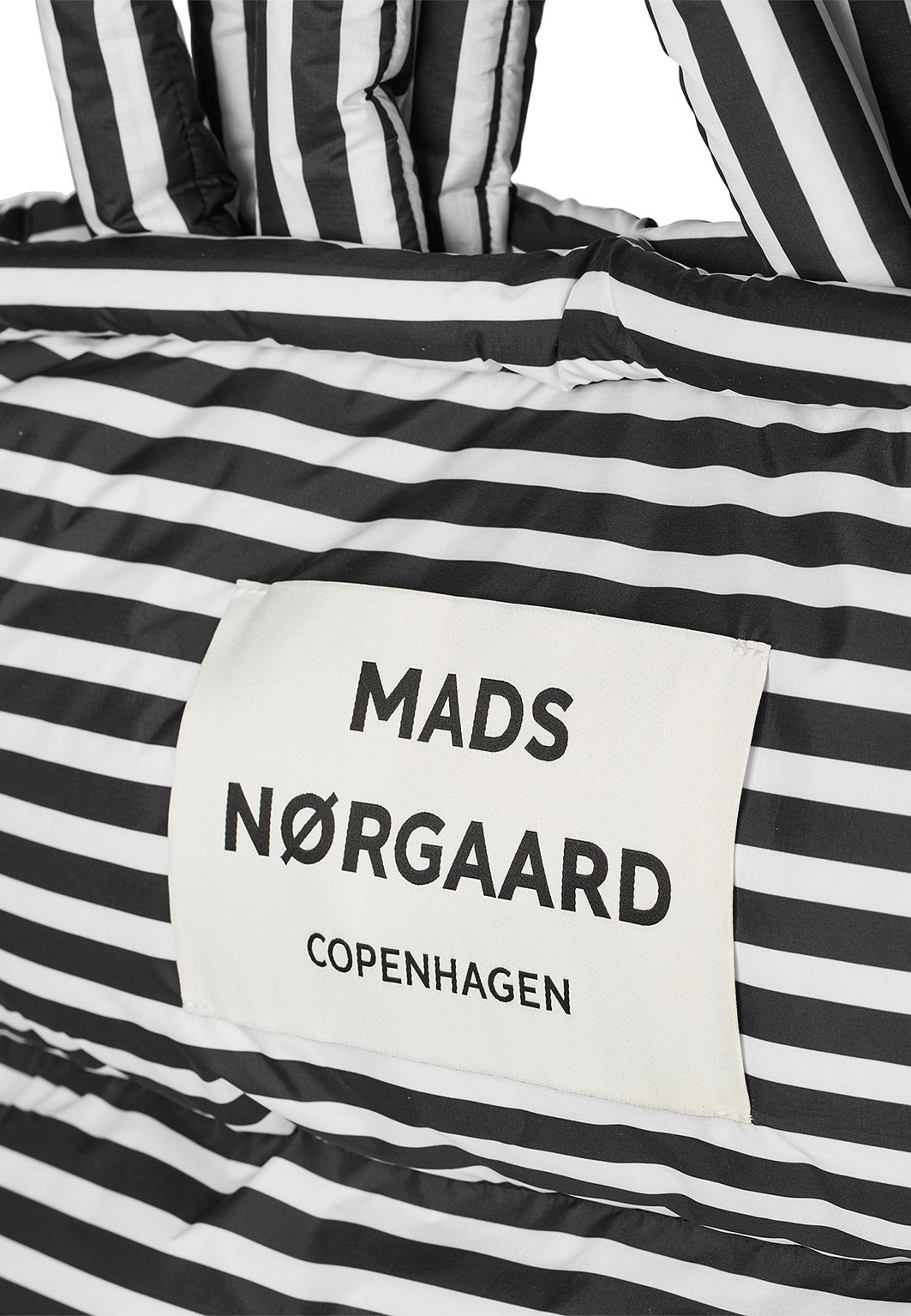 Light Ripstop Pillow Bag AOP, från Mads Nørgaard, i färgen Black/White. Klicka för att öppna bilden i stort format