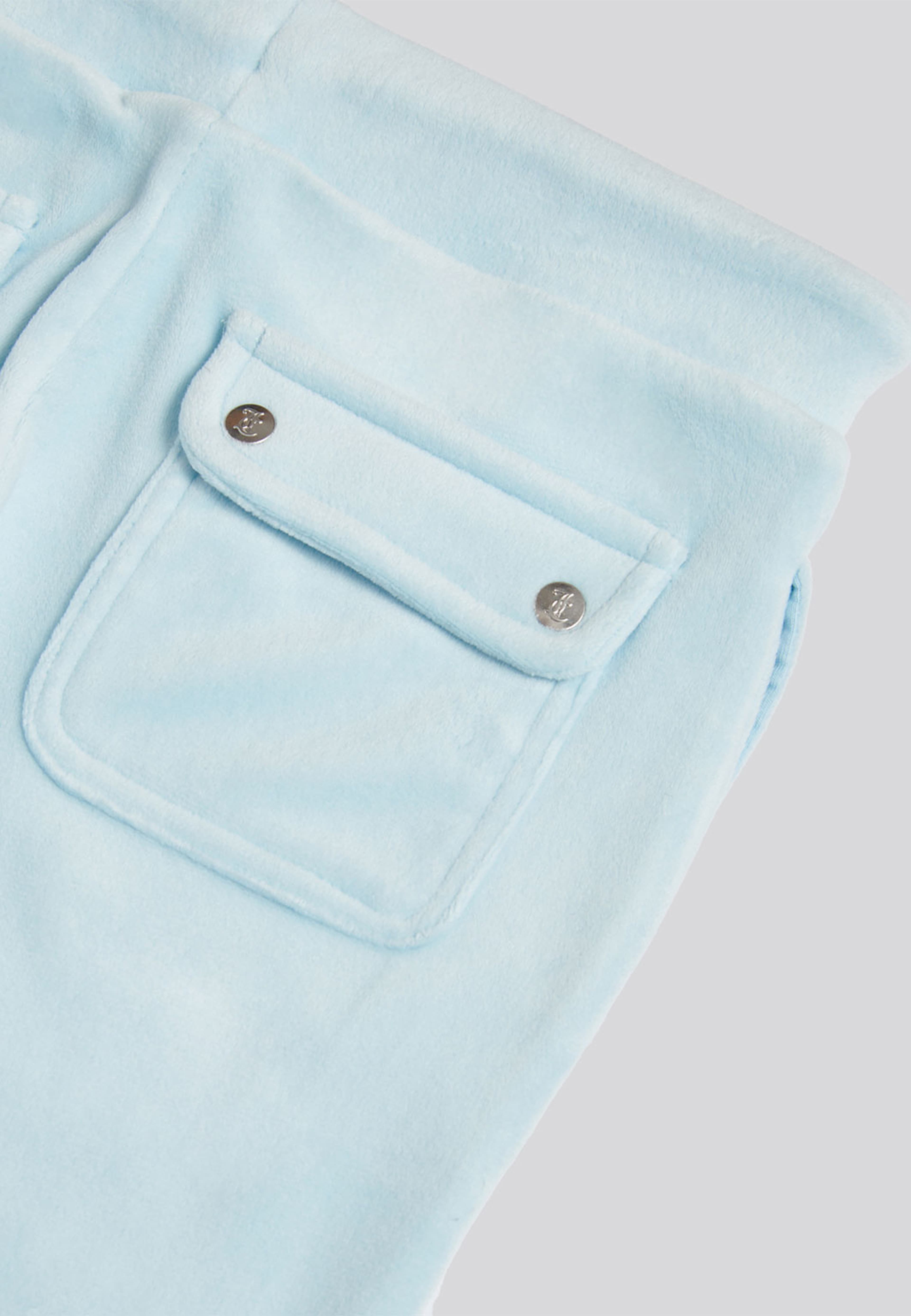 Velour Diamante Boot Cut Jogger, från Juicy Couture, i färgen Nantucket Breeze. Klicka för att öppna bilden i stort format