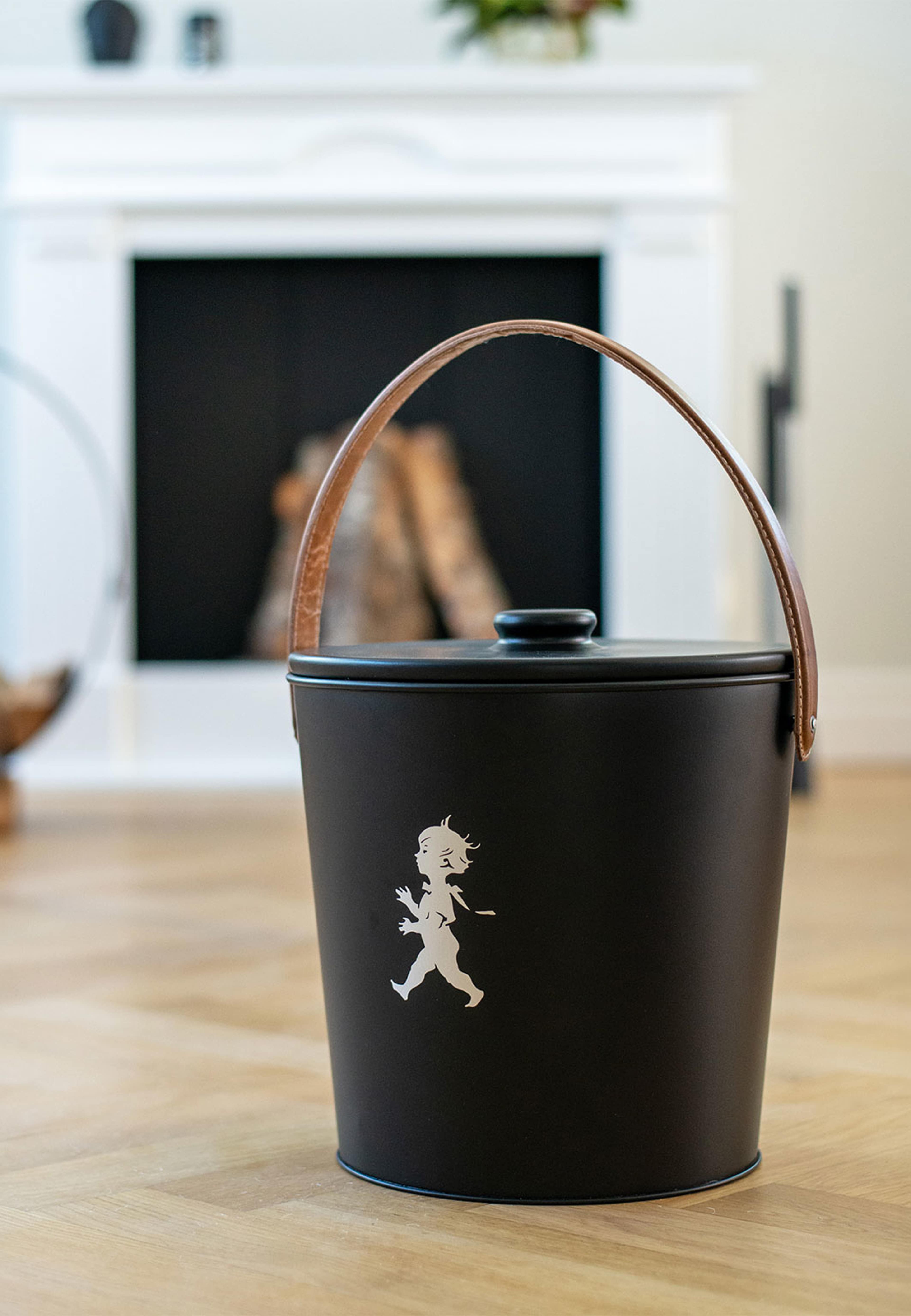 Askhink svart, från Solstickan Design, i färgen Svart. Klicka för att öppna bilden i stort format