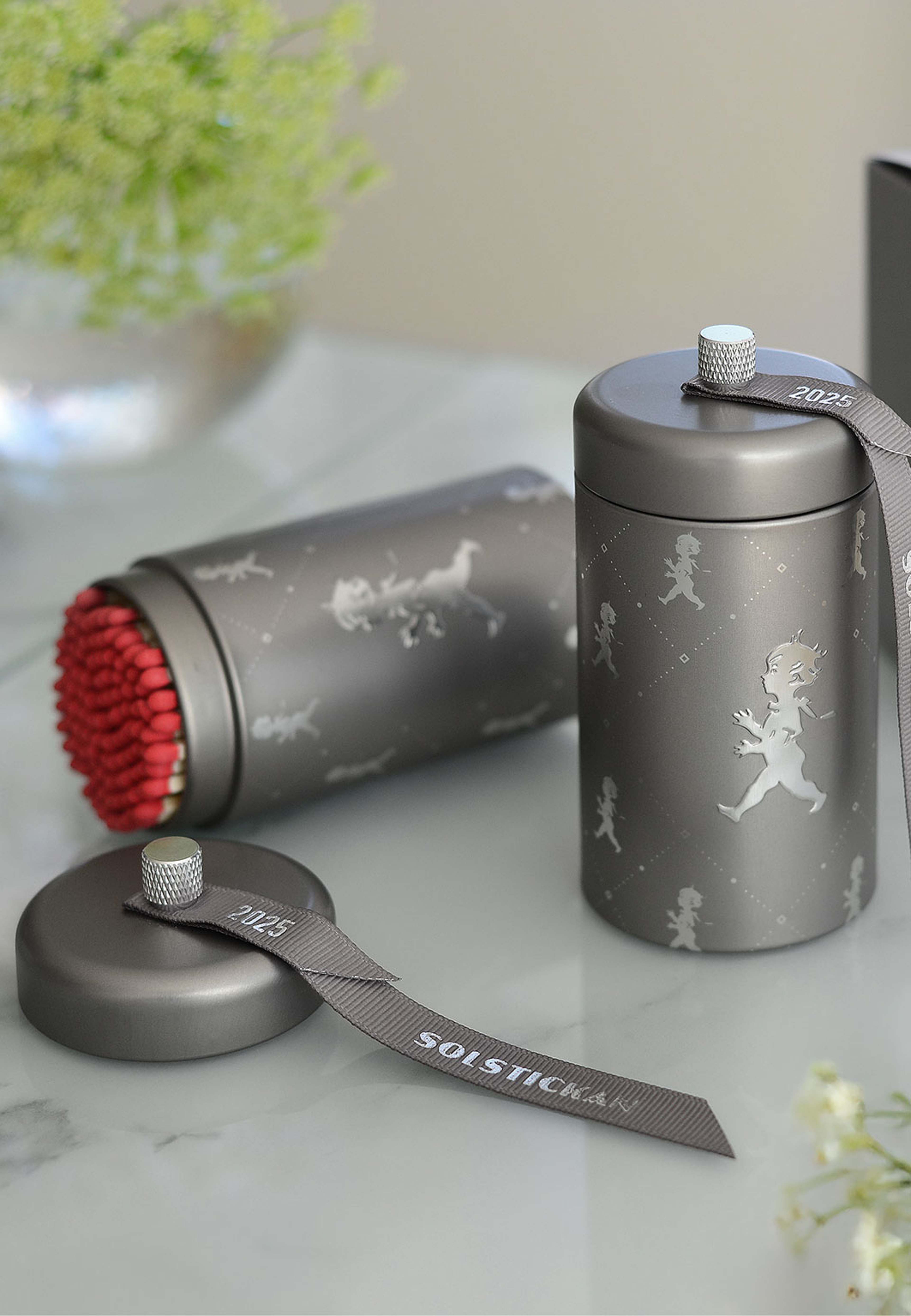 Tändsticksrör 2025 års design, från Solstickan Design, i färgen Silver. Klicka för att öppna bilden i stort format