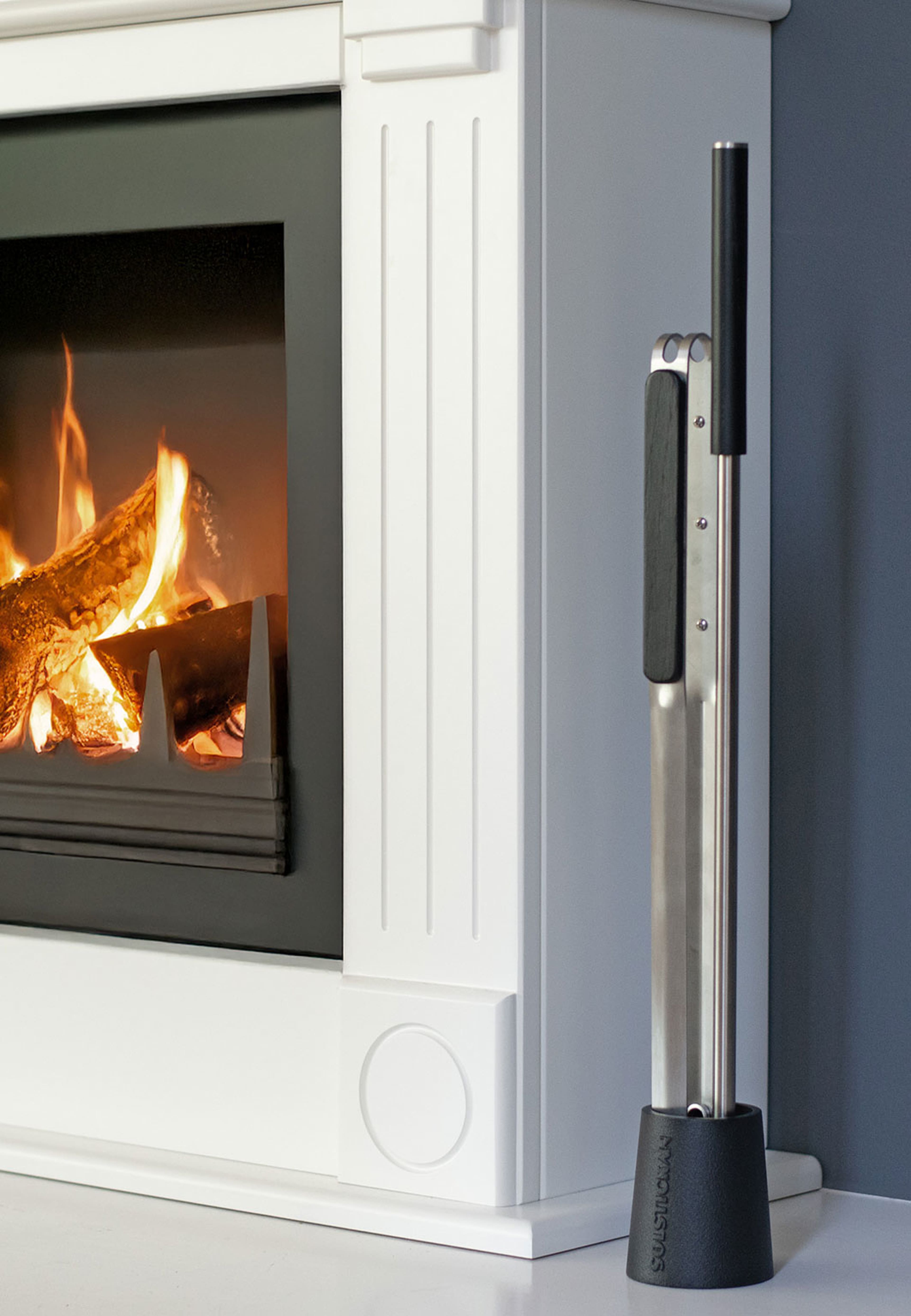 Eldverktyg med ställ, från Solstickan Design, i färgen Svart. Klicka för att öppna bilden i stort format