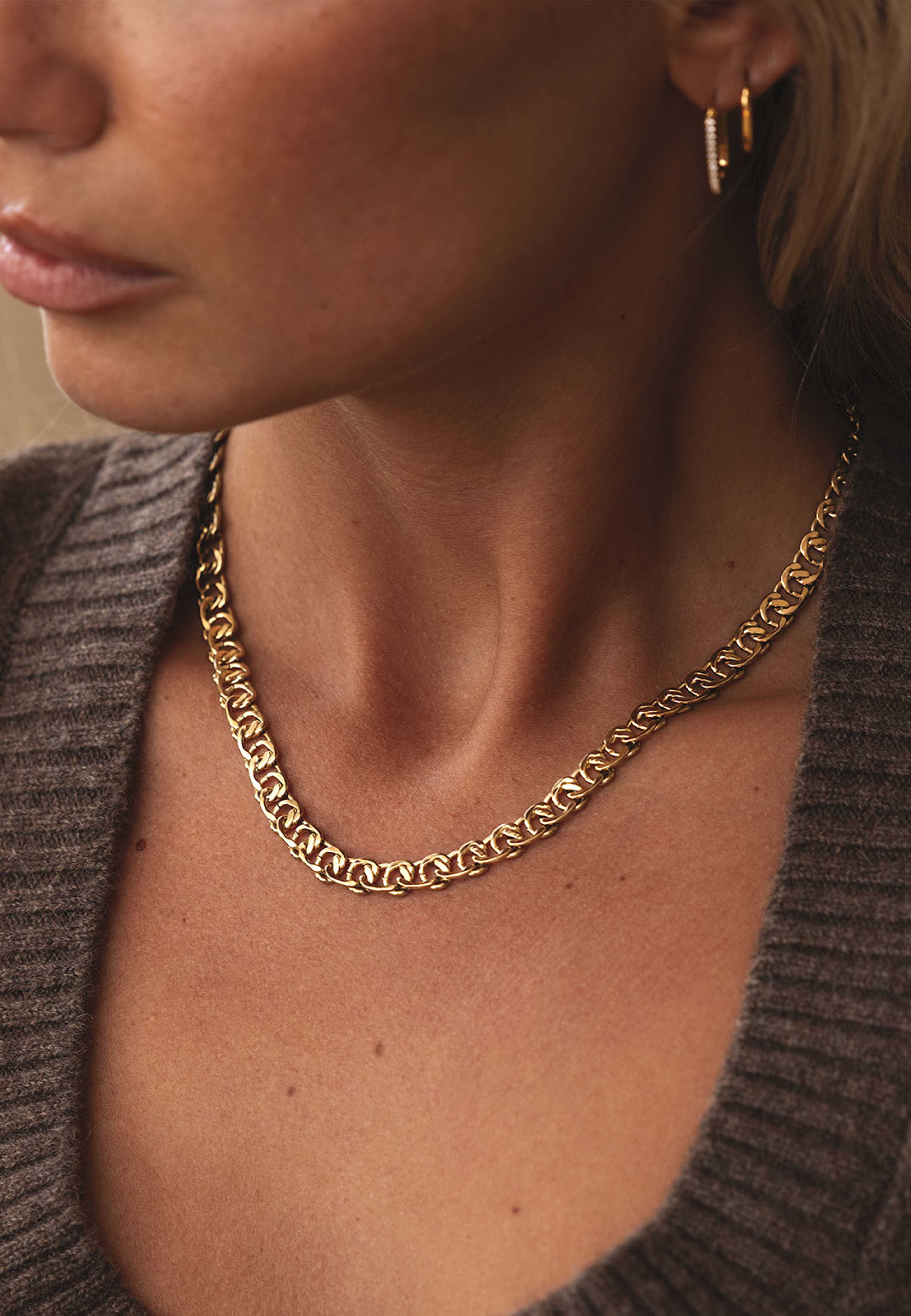 Infinity Grand Gold Necklace, från Mockberg, i färgen Gold. Klicka för att öppna bilden i stort format