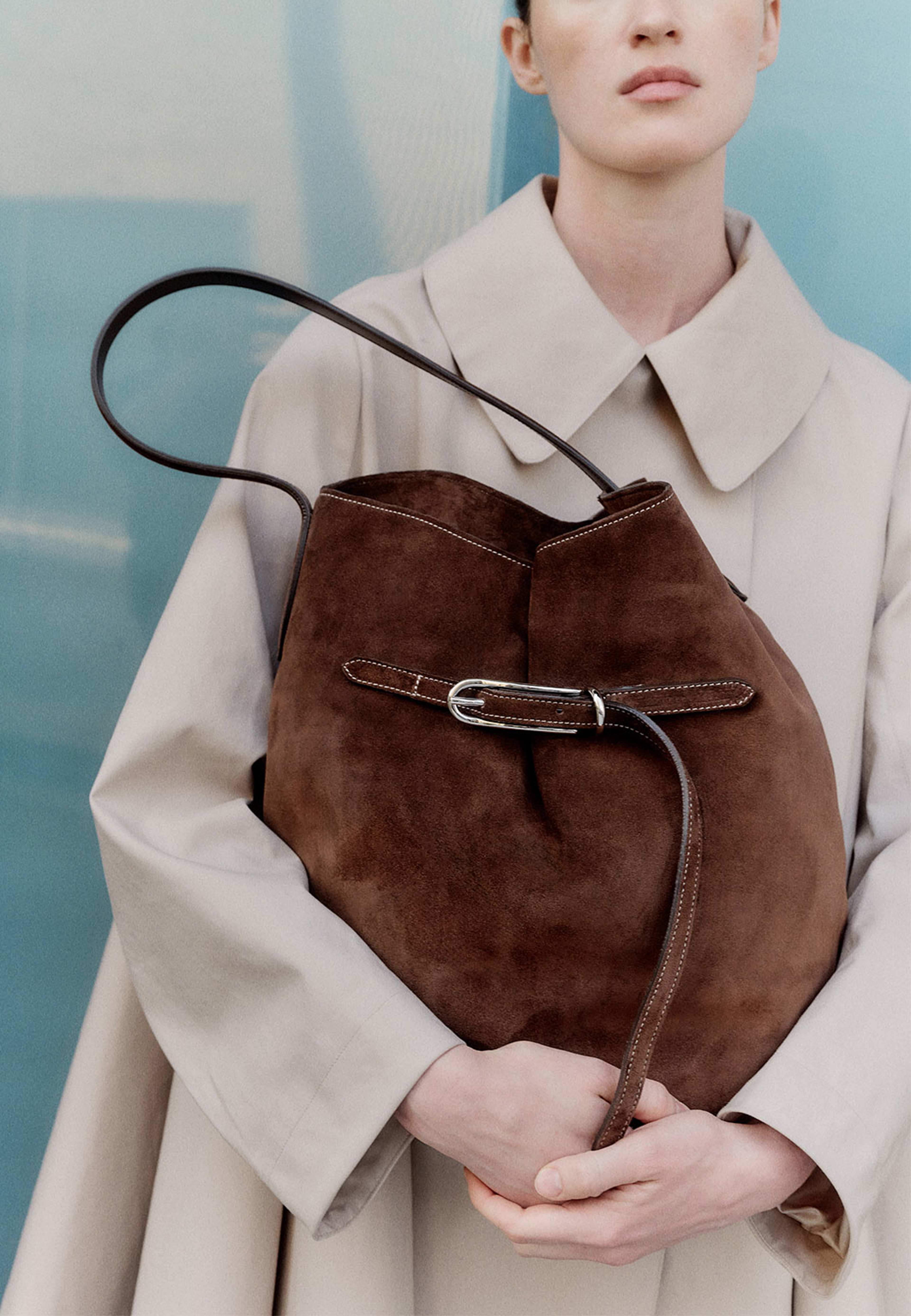 BELTED BUCKET BAG LARGE, från Liffner, i färgen Dark Brown. Klicka för att öppna bilden i stort format