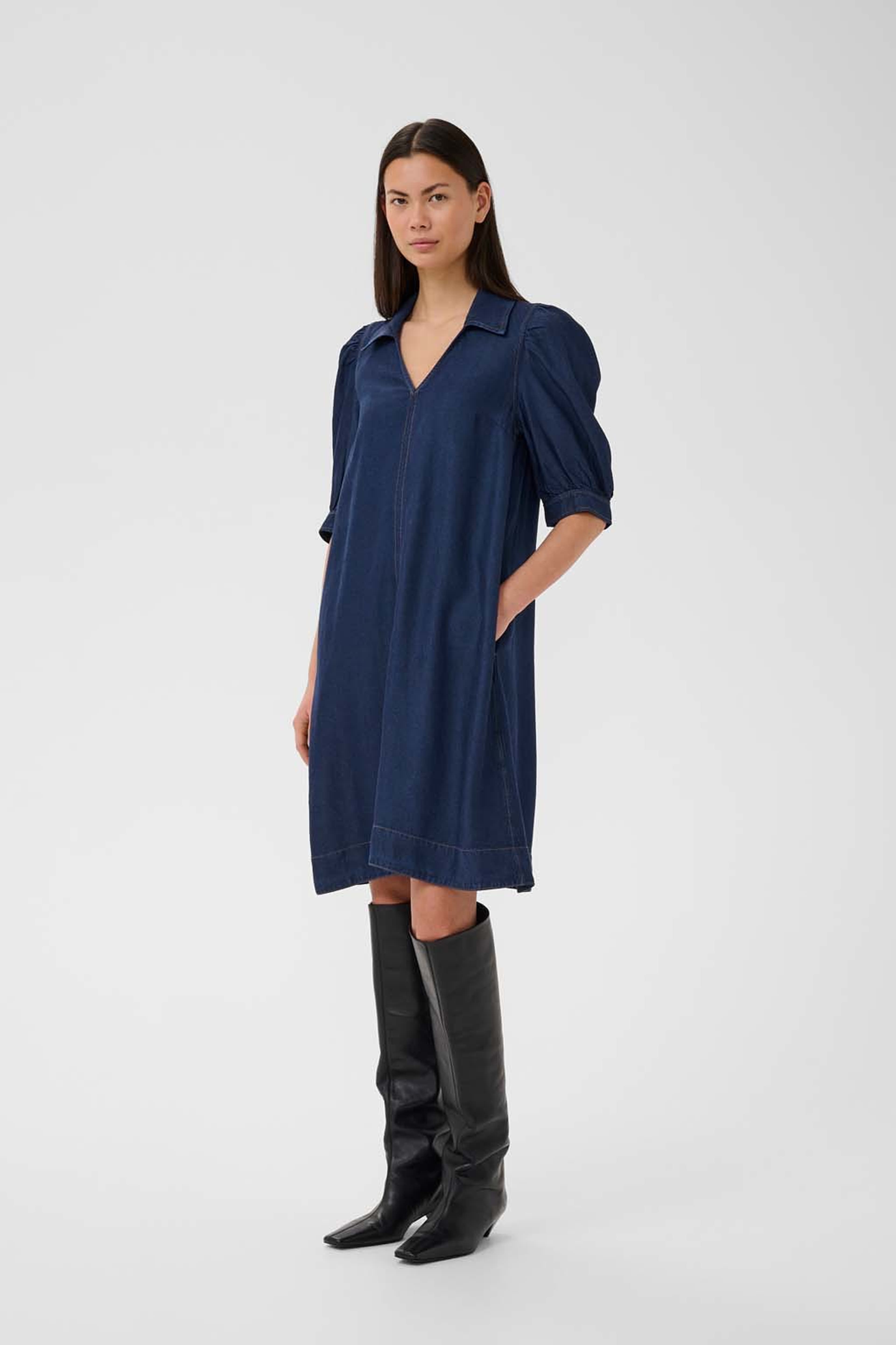 RachelIW Dress, från Inwear, i färgen Deep Blue Denim. Klicka för att öppna bilden i stort format