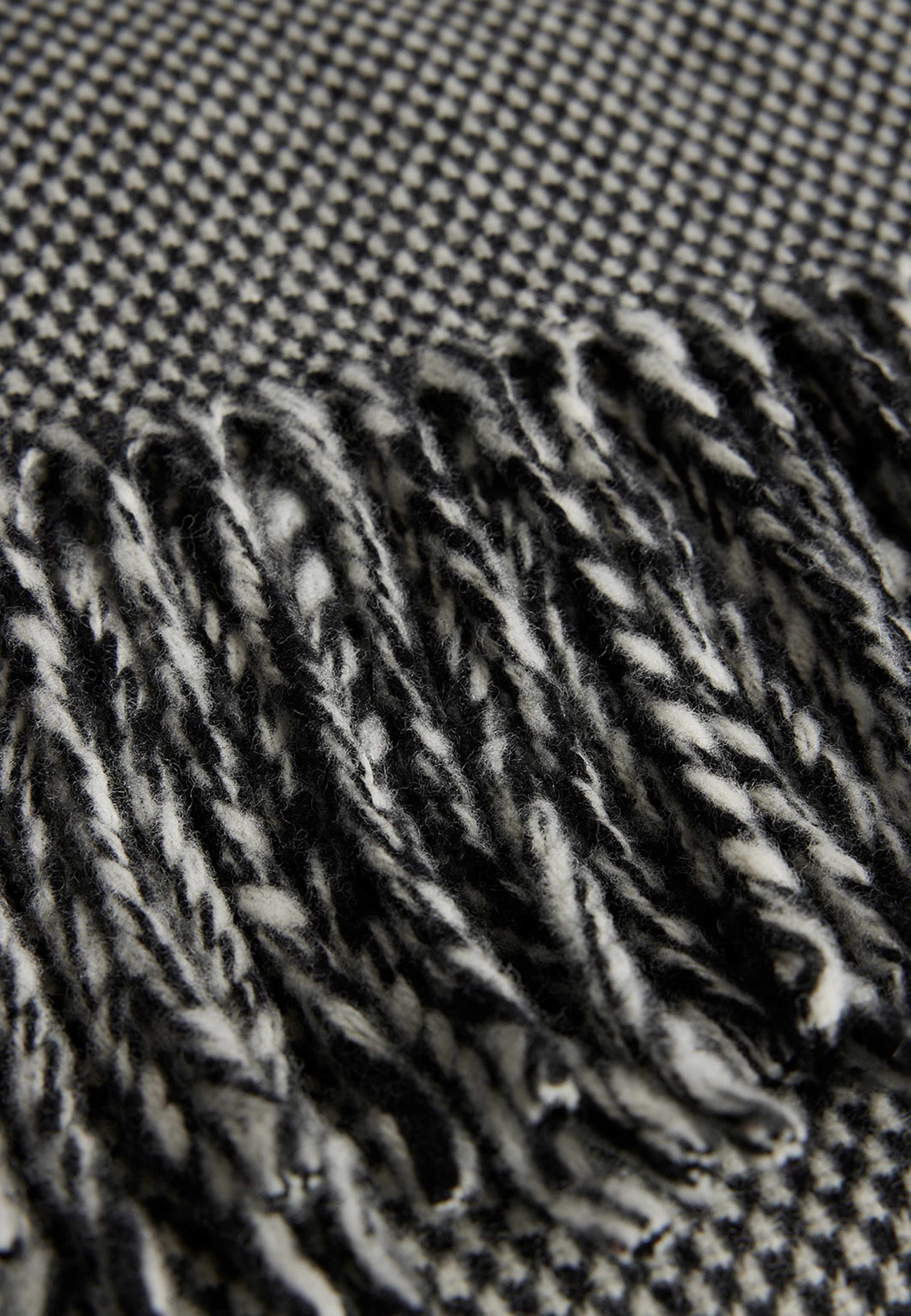 Jared Scarf, från J.Lindeberg, i färgen Black. Klicka för att öppna bilden i stort format