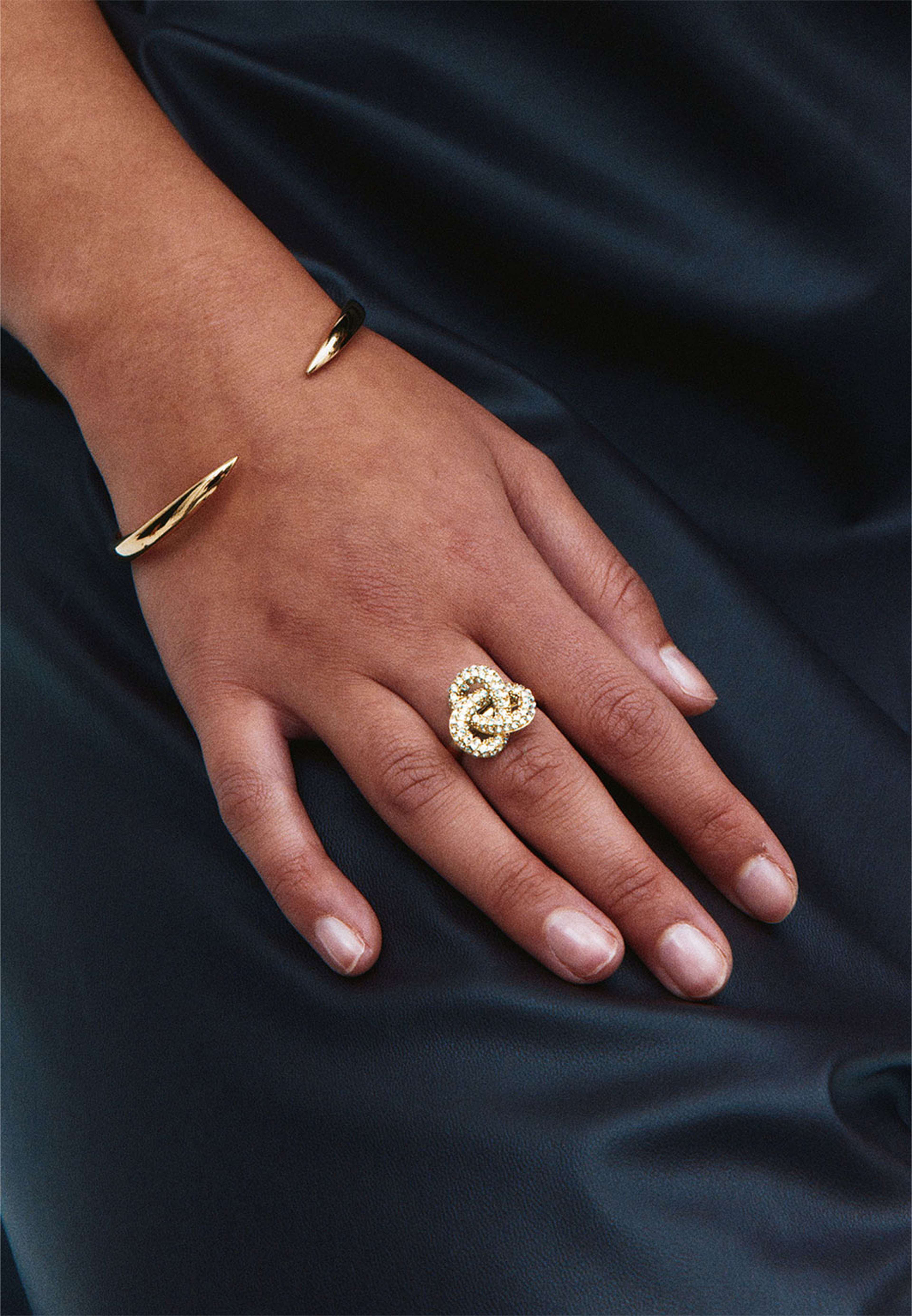 Infinity Knot Sparkle Ring L Gold, från Edblad, i färgen Gold. Klicka för att öppna bilden i stort format