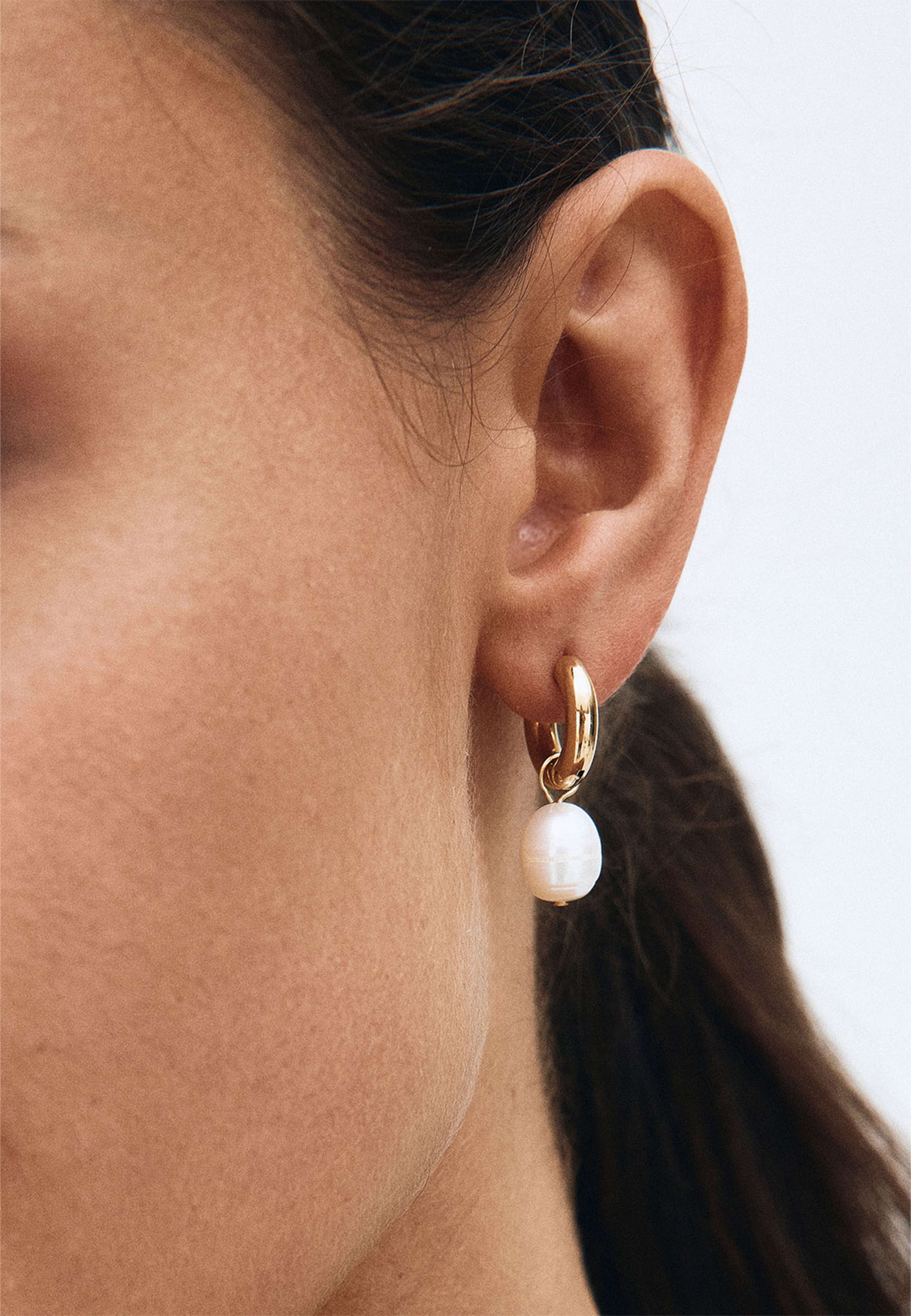 Perla Hoops L Gold, från Edblad, i färgen Gold. Klicka för att öppna bilden i stort format