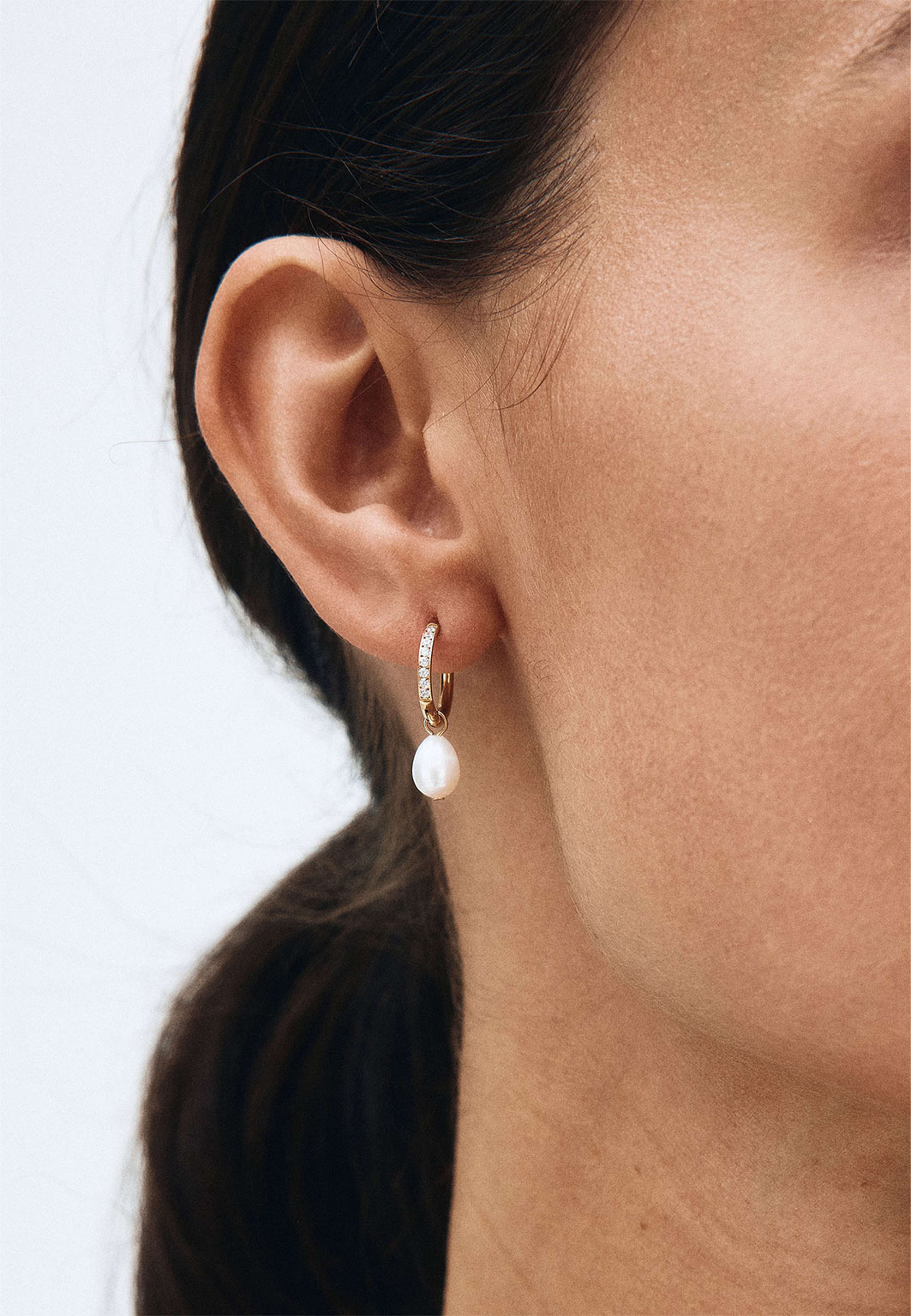 Perla Hoops Sparkle Gold, från Edblad, i färgen Gold. Klicka för att öppna bilden i stort format