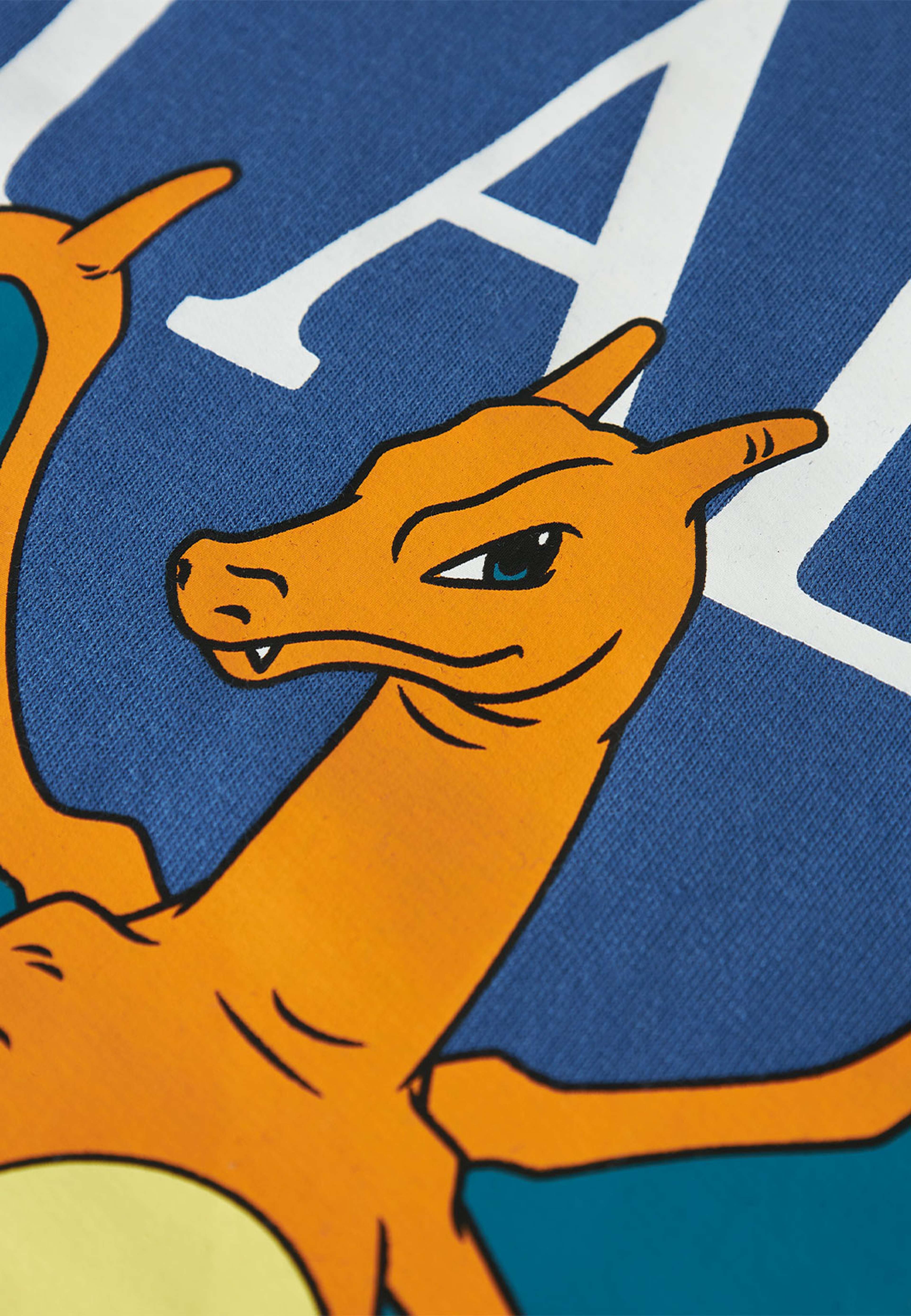 NKMJOBI POKEMON NREG SWEAT BRU BOX SKY, från Name It, i färgen Delft. Klicka för att öppna bilden i stort format