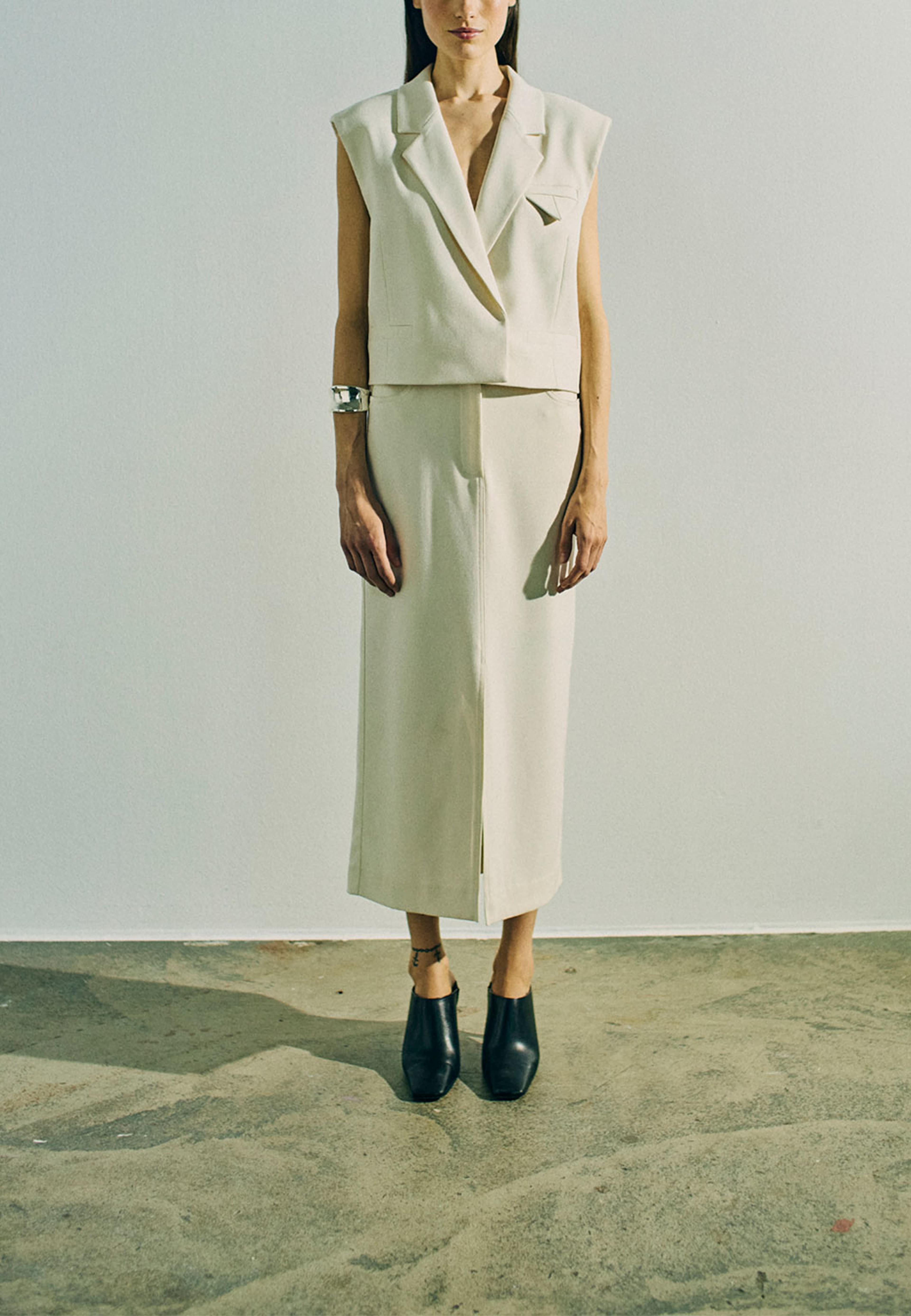 CMTAILOR-SHORT-WAISTCOAT, från Copenhagen Muse, i färgen Jet Stream. Klicka för att öppna bilden i stort format