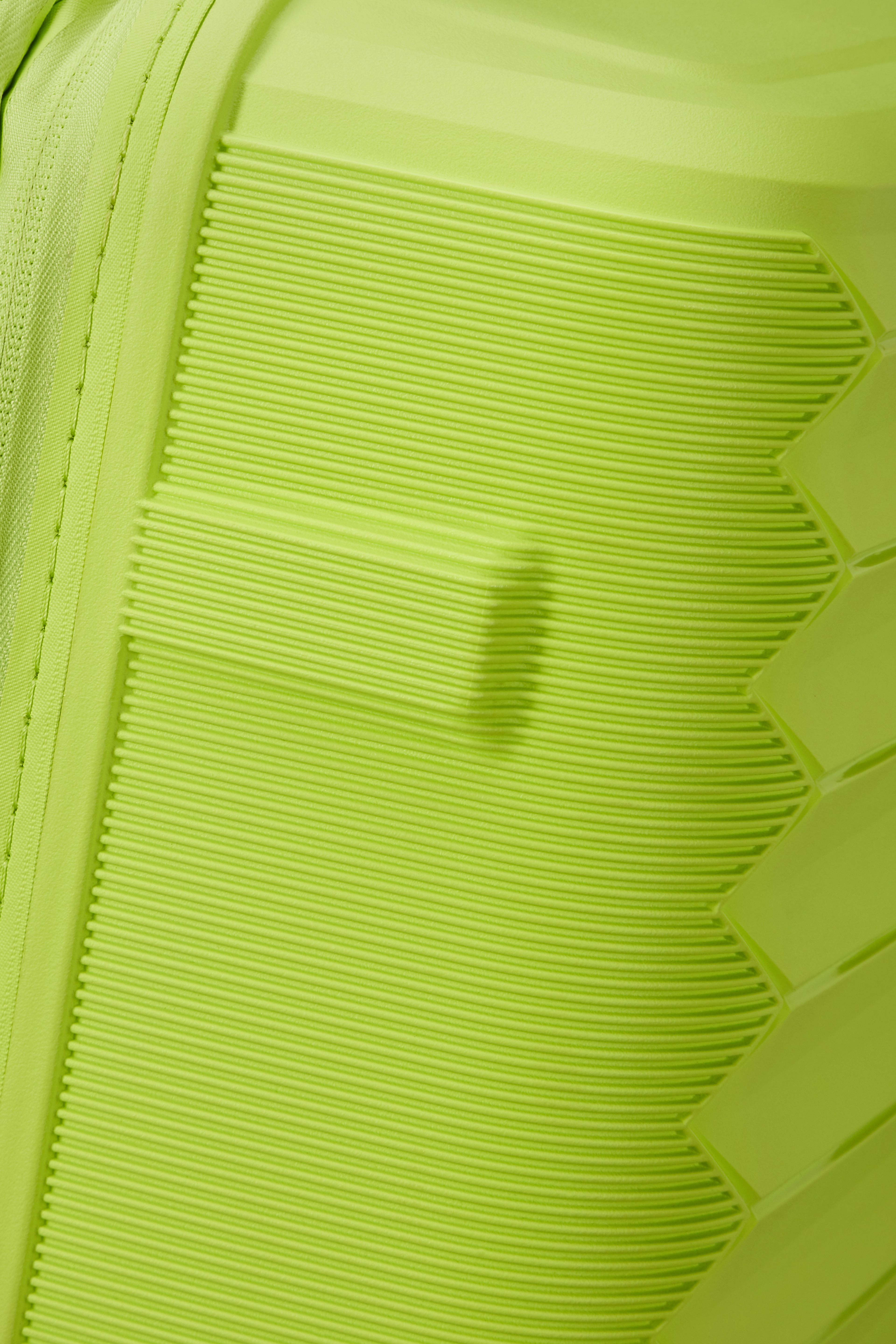 Resväska 77 cm Fast Forward, från American Tourister, i färgen Neon Lime. Klicka för att öppna bilden i stort format