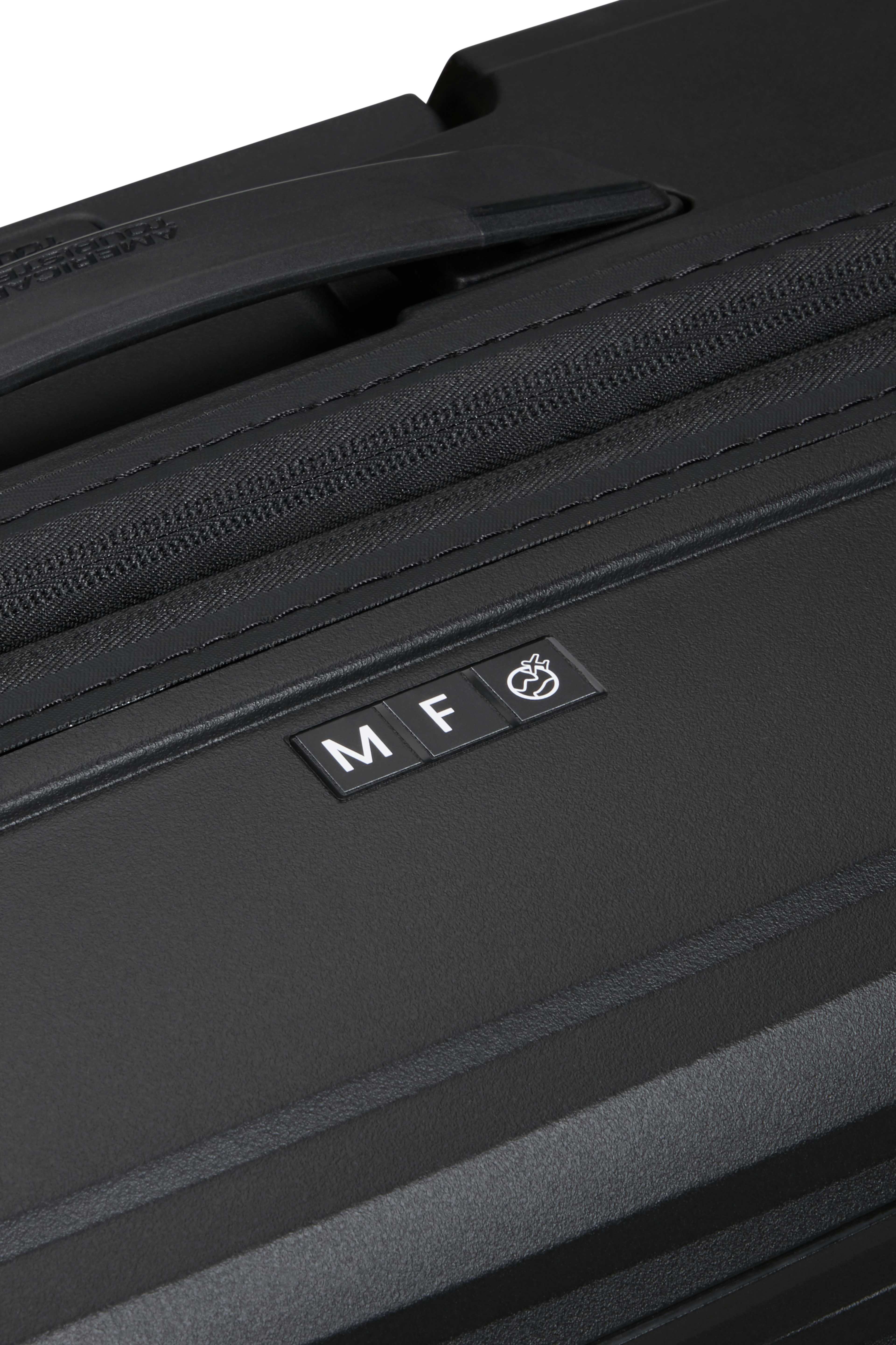 Resväska 77 cm Fast Forward, från American Tourister, i färgen Flash Black. Klicka för att öppna bilden i stort format